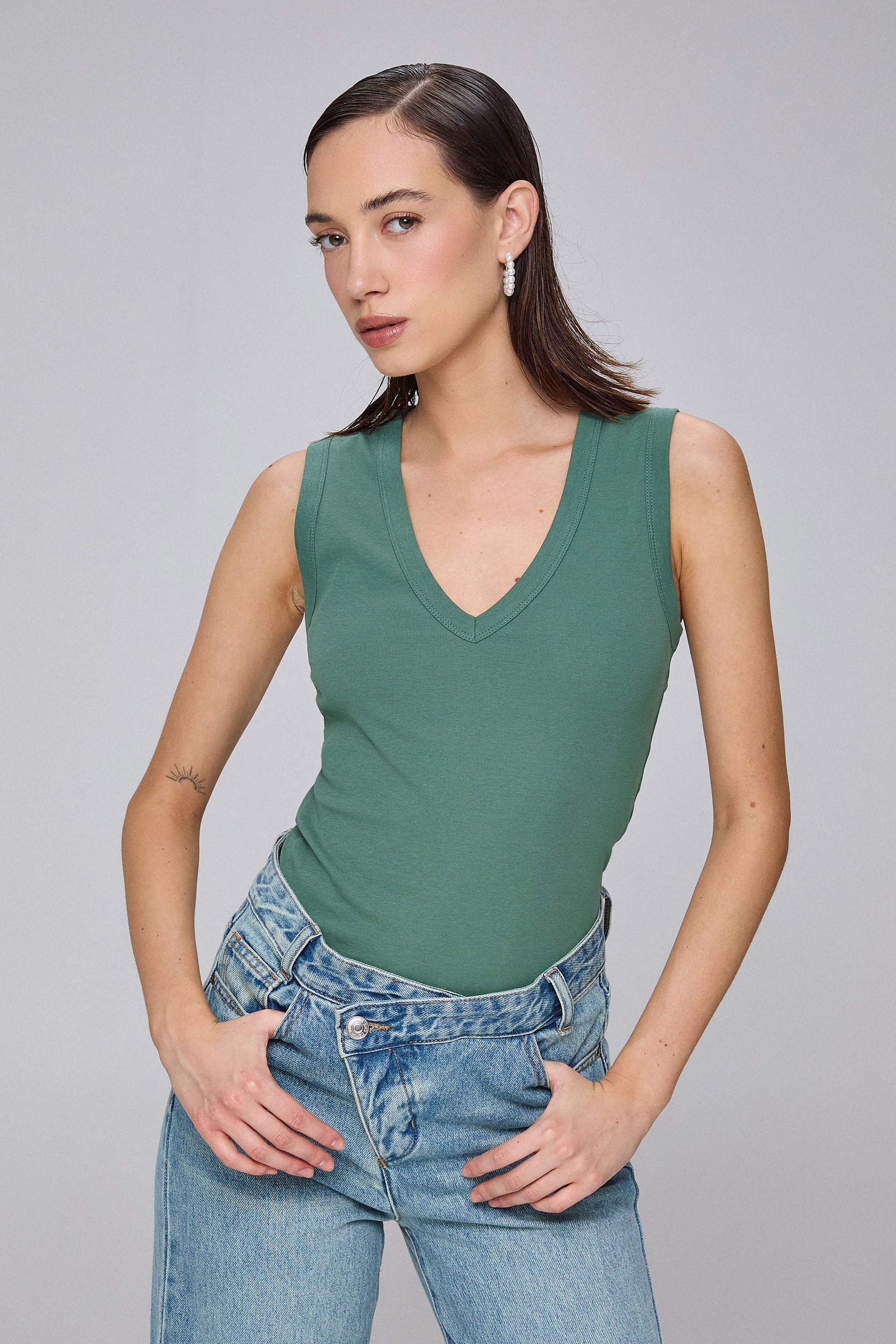 גופיית מחשוף וי עמוק