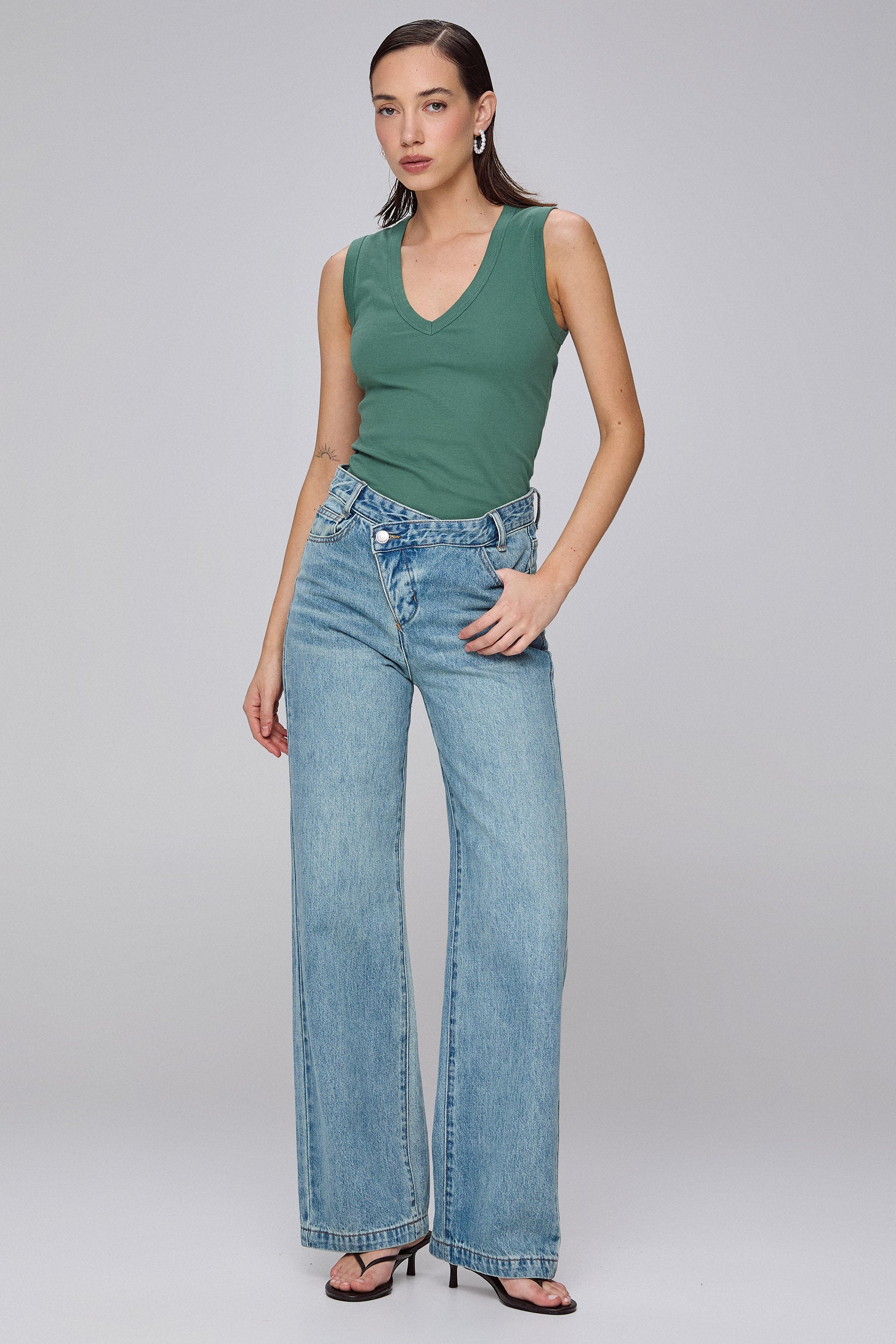 גופיית מחשוף וי עמוק