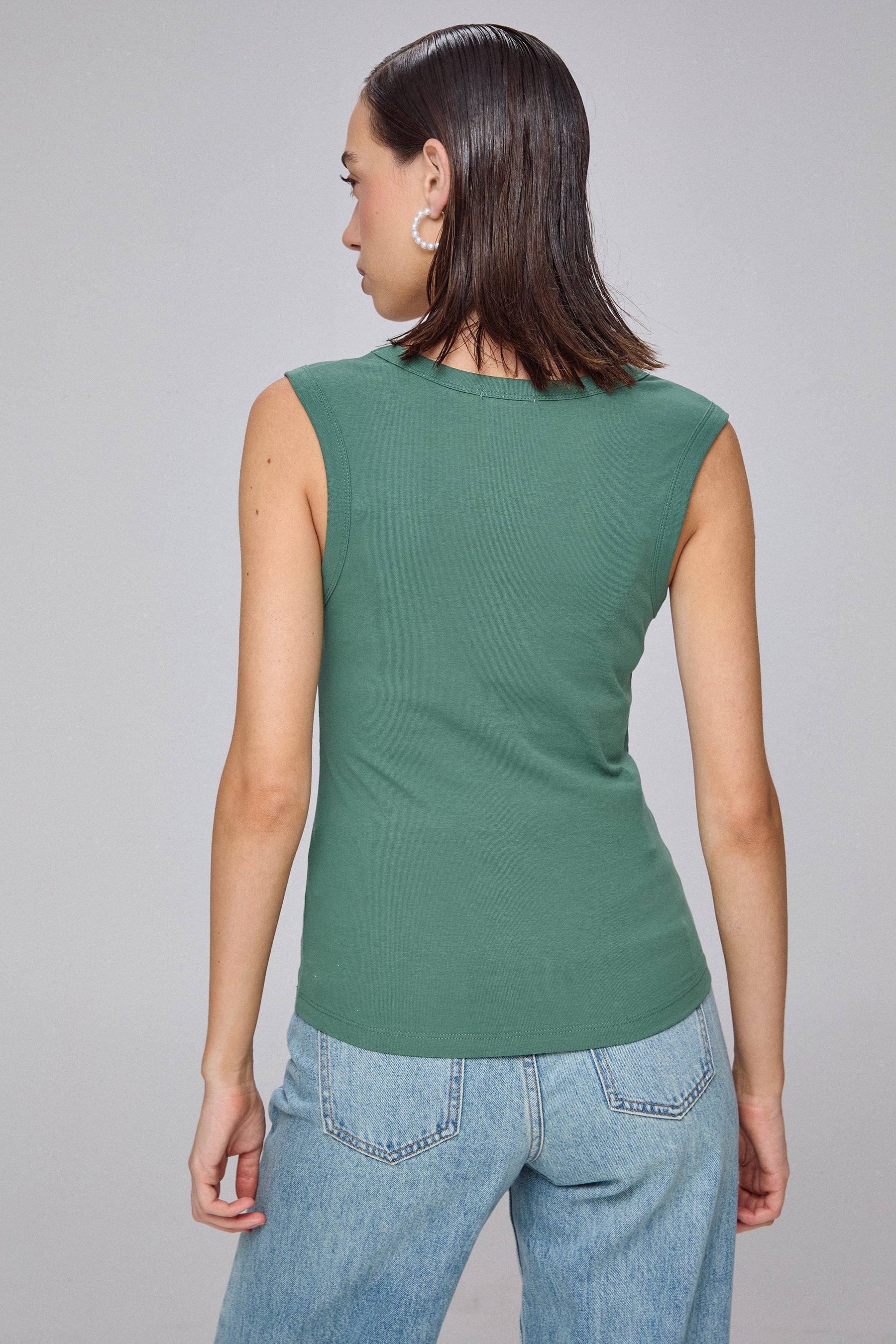 גופיית מחשוף וי עמוק