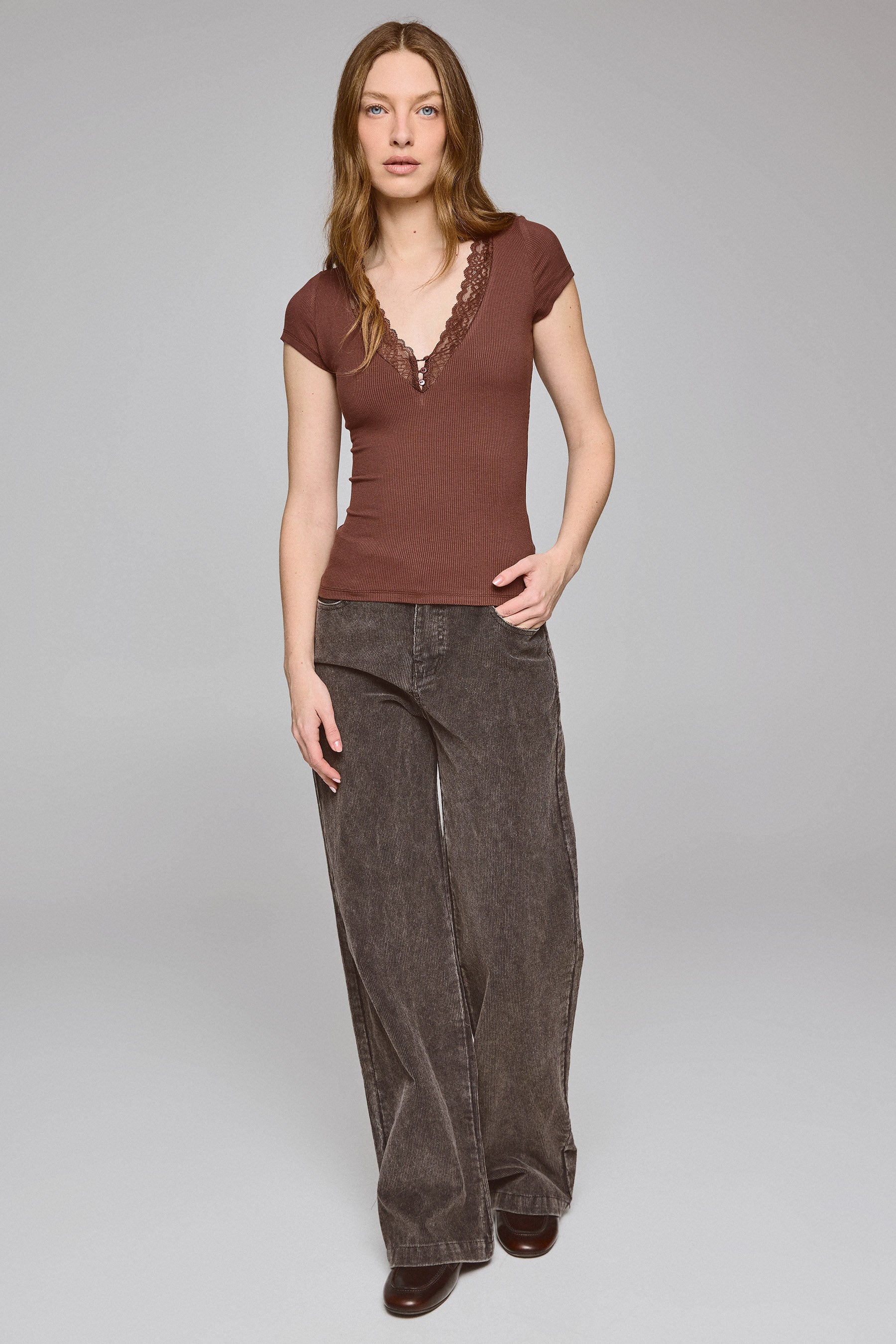 חולצת וי עם תחרה