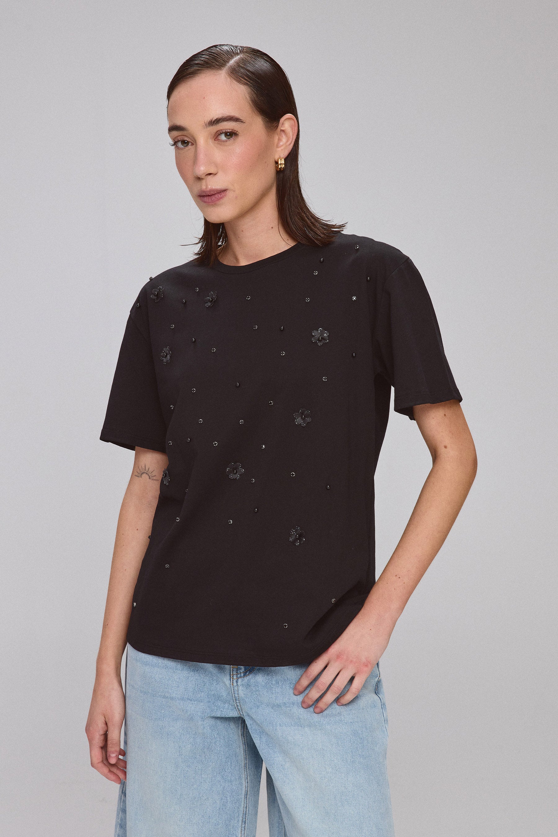 טי פרחים ופנינים