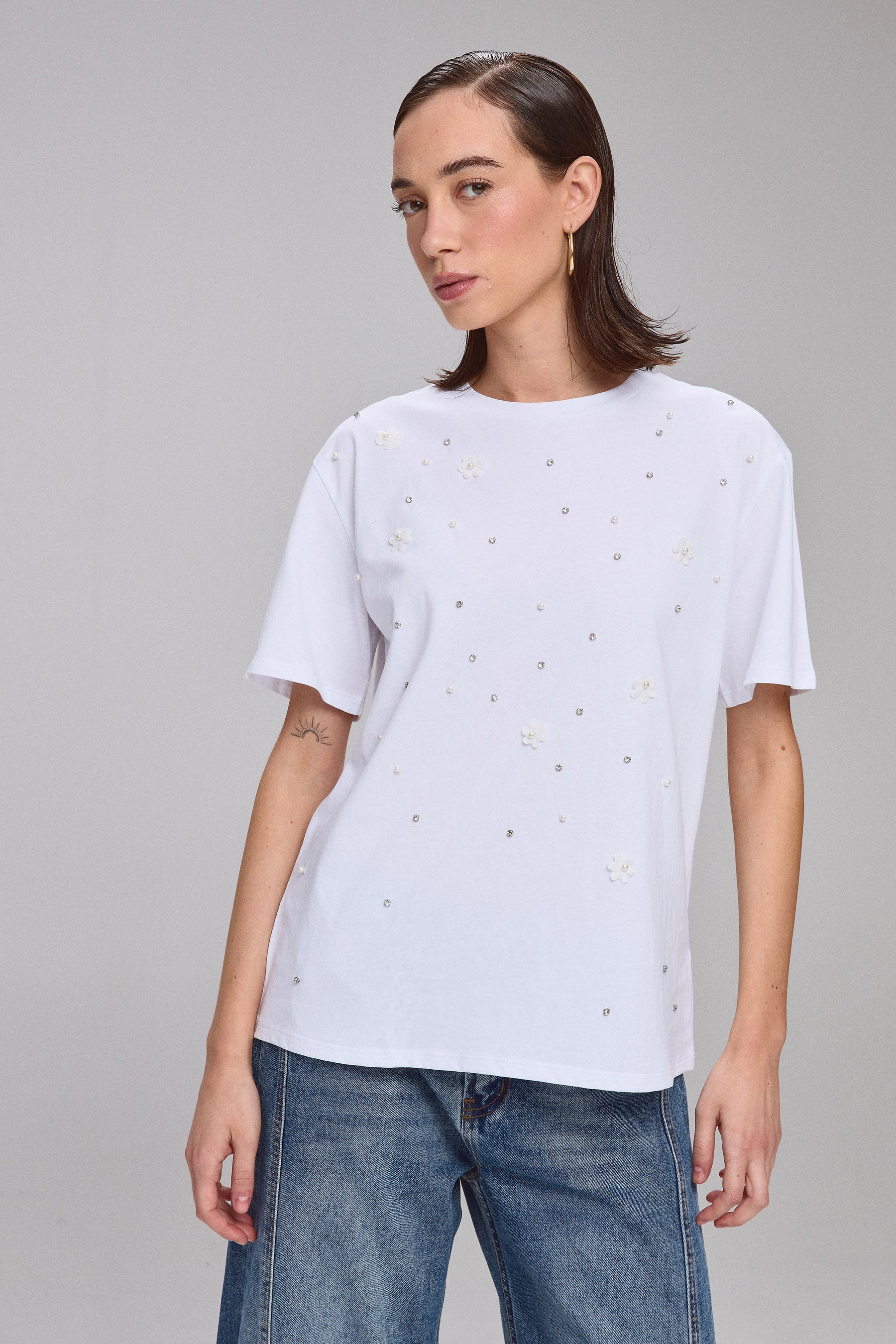 טי פרחים ופנינים