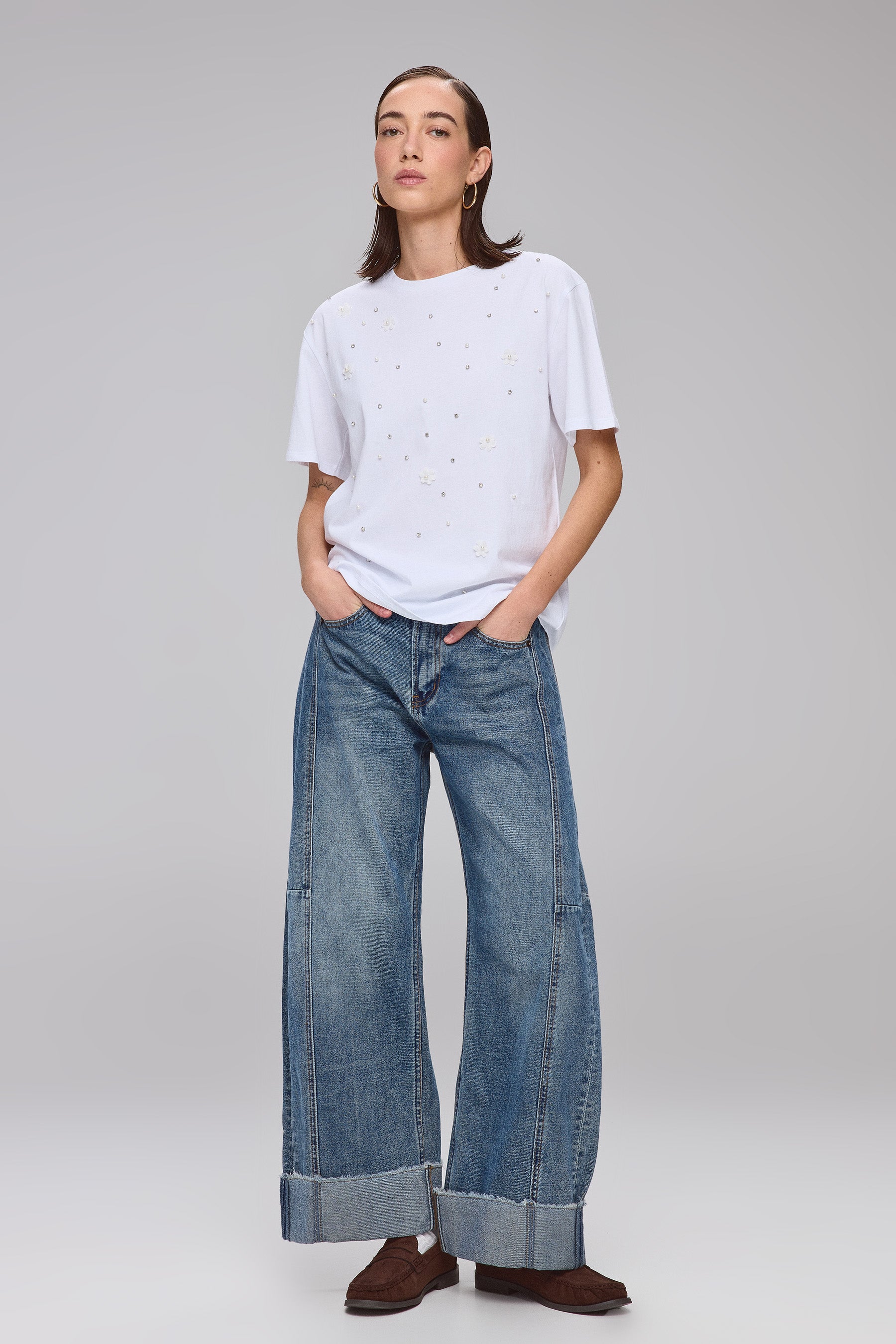 טי פרחים ופנינים