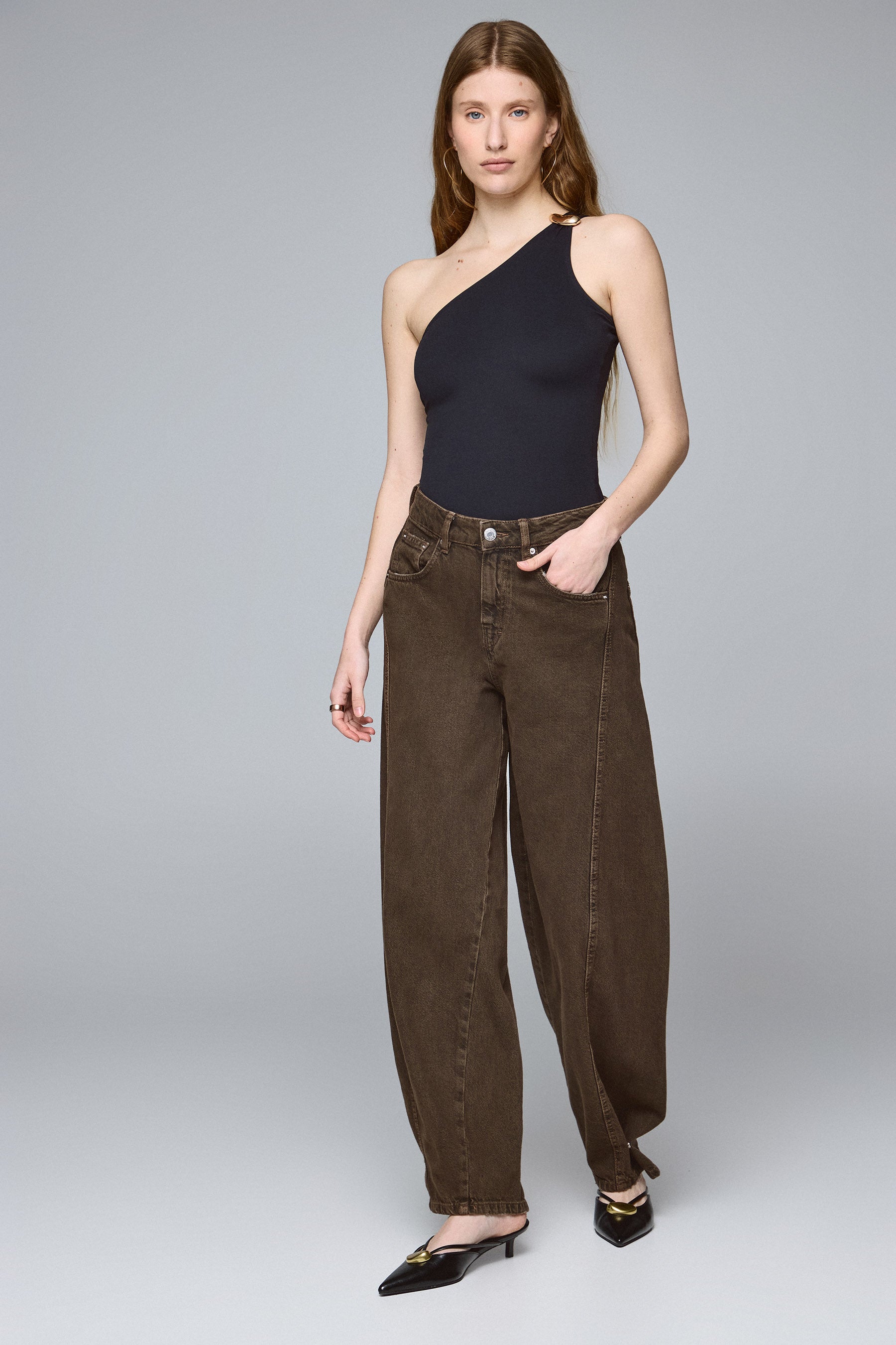 בגד גוף עם אבזם