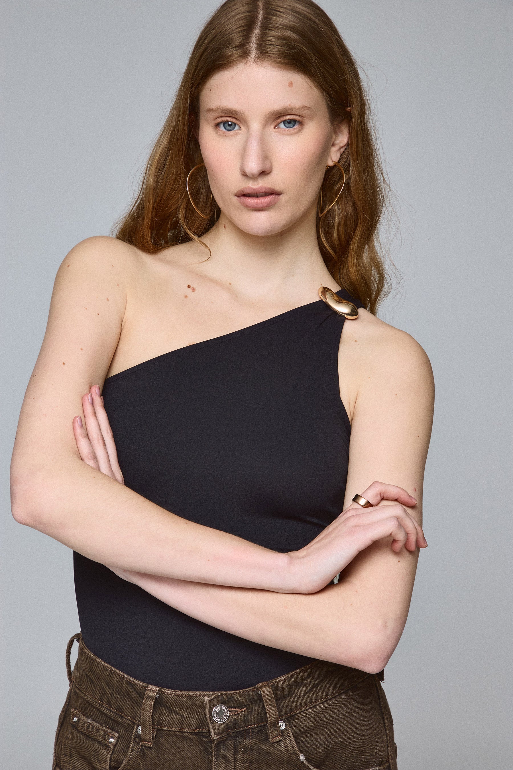 בגד גוף עם אבזם