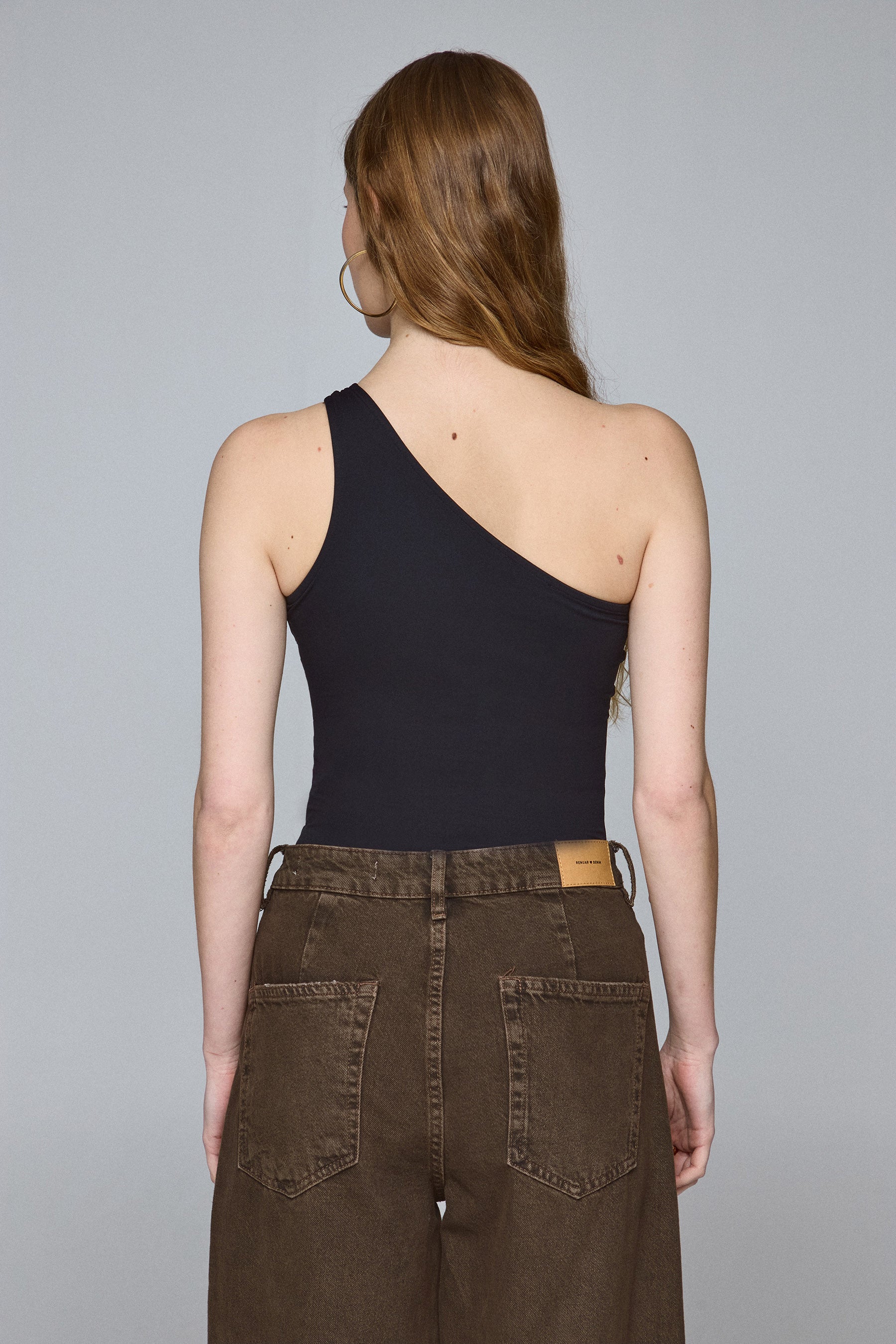 בגד גוף עם אבזם