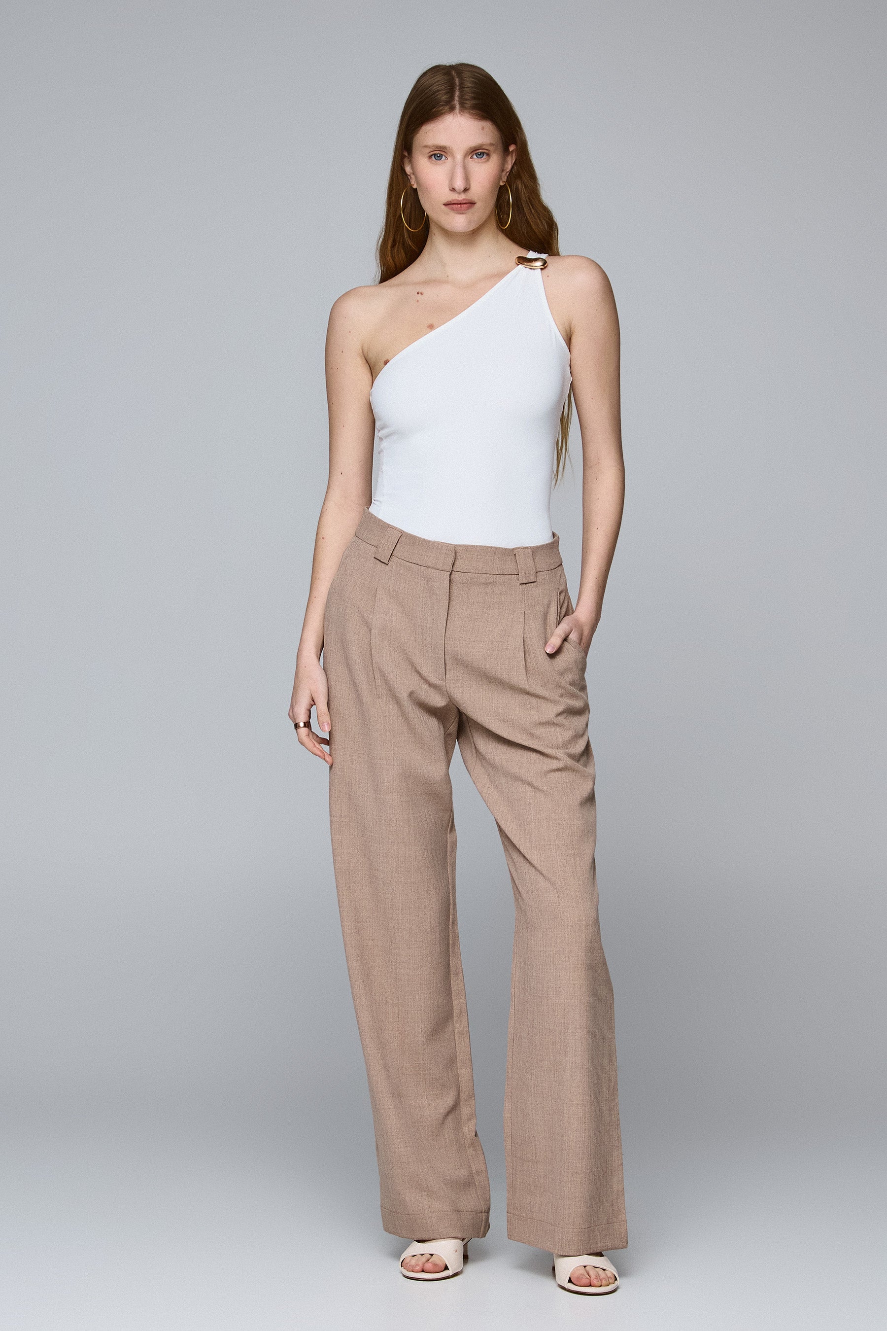 בגד גוף עם אבזם