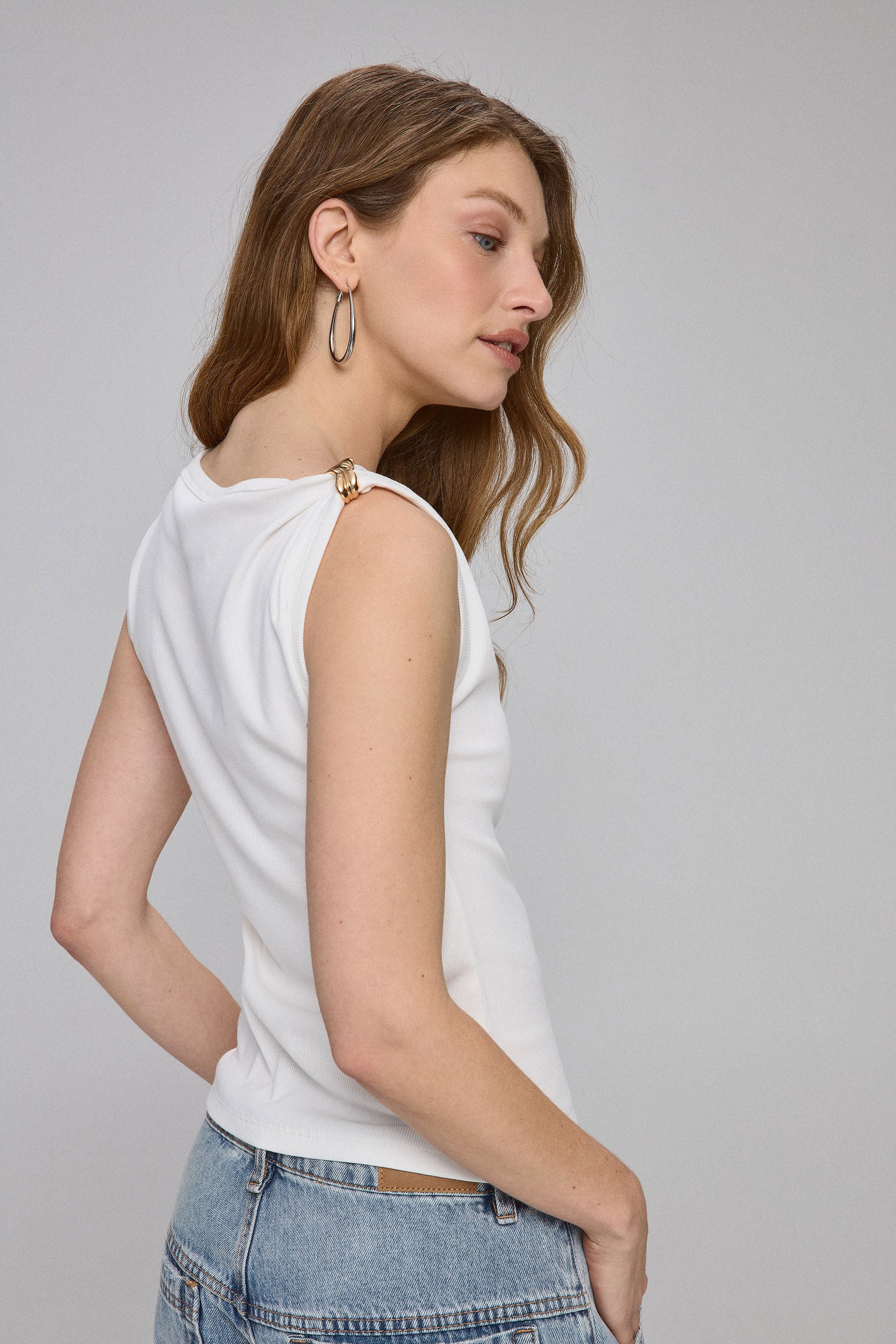 חולצת ריב עם אבזם