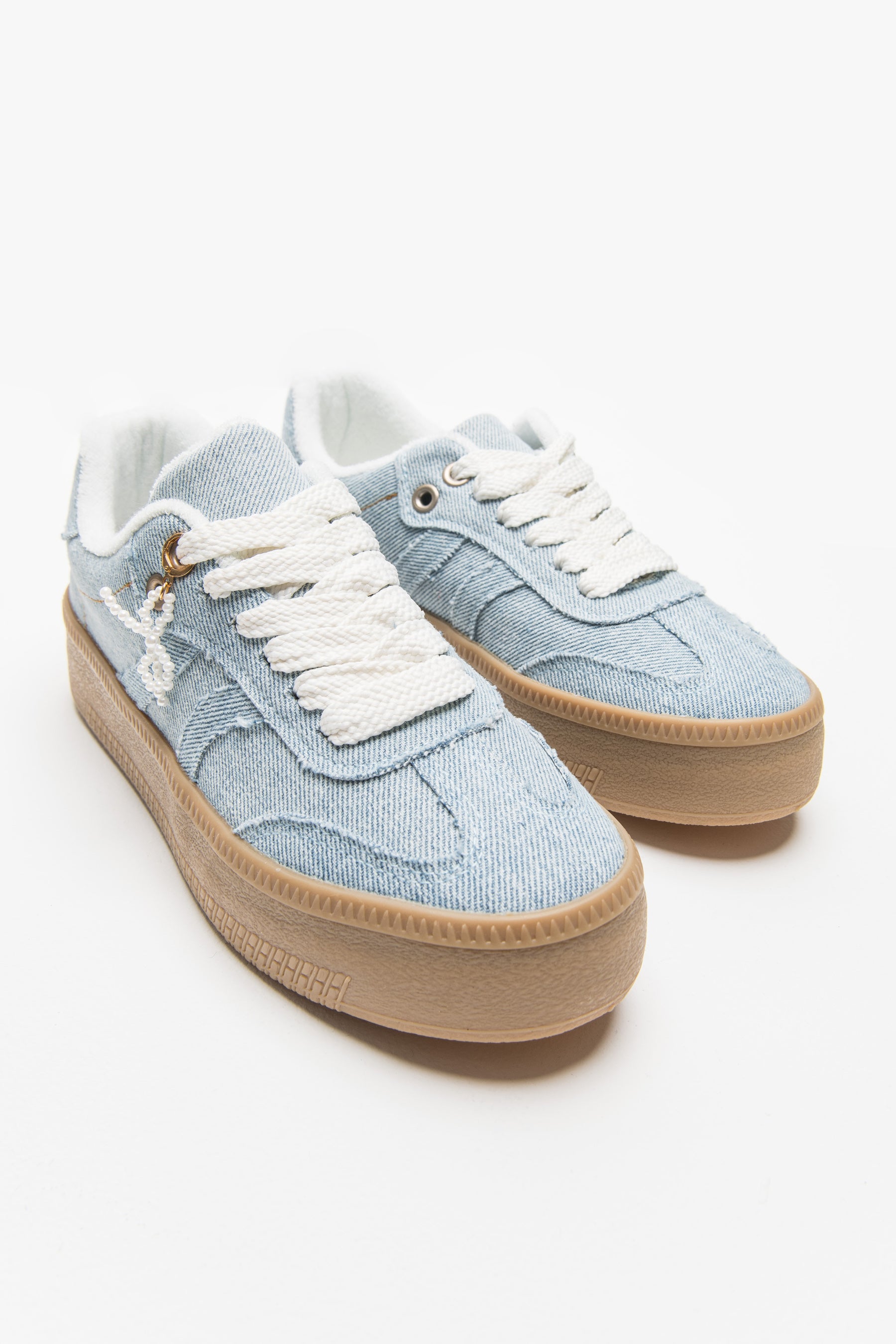 סניקרס דנים