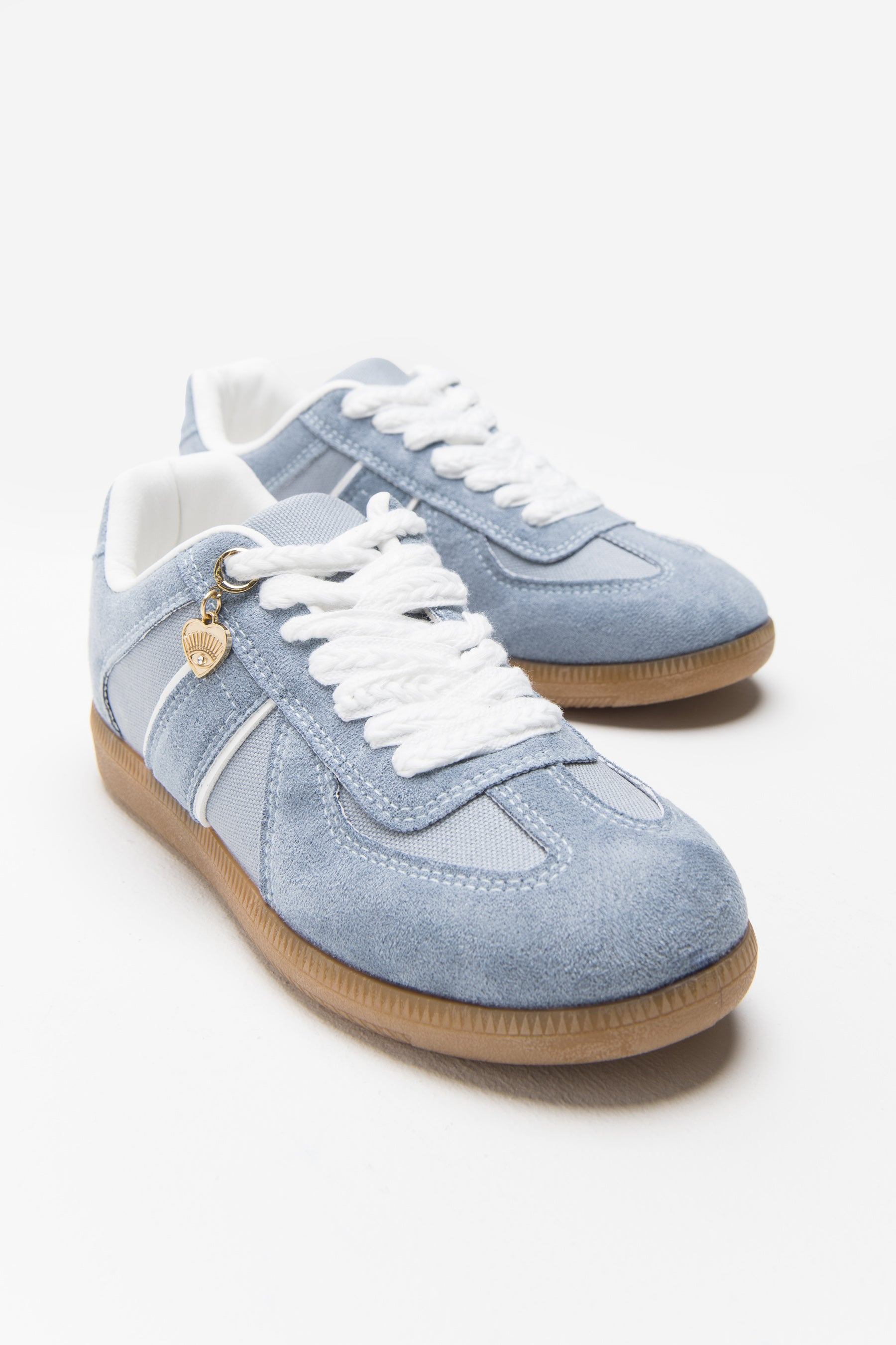 סניקרס לייט בלו