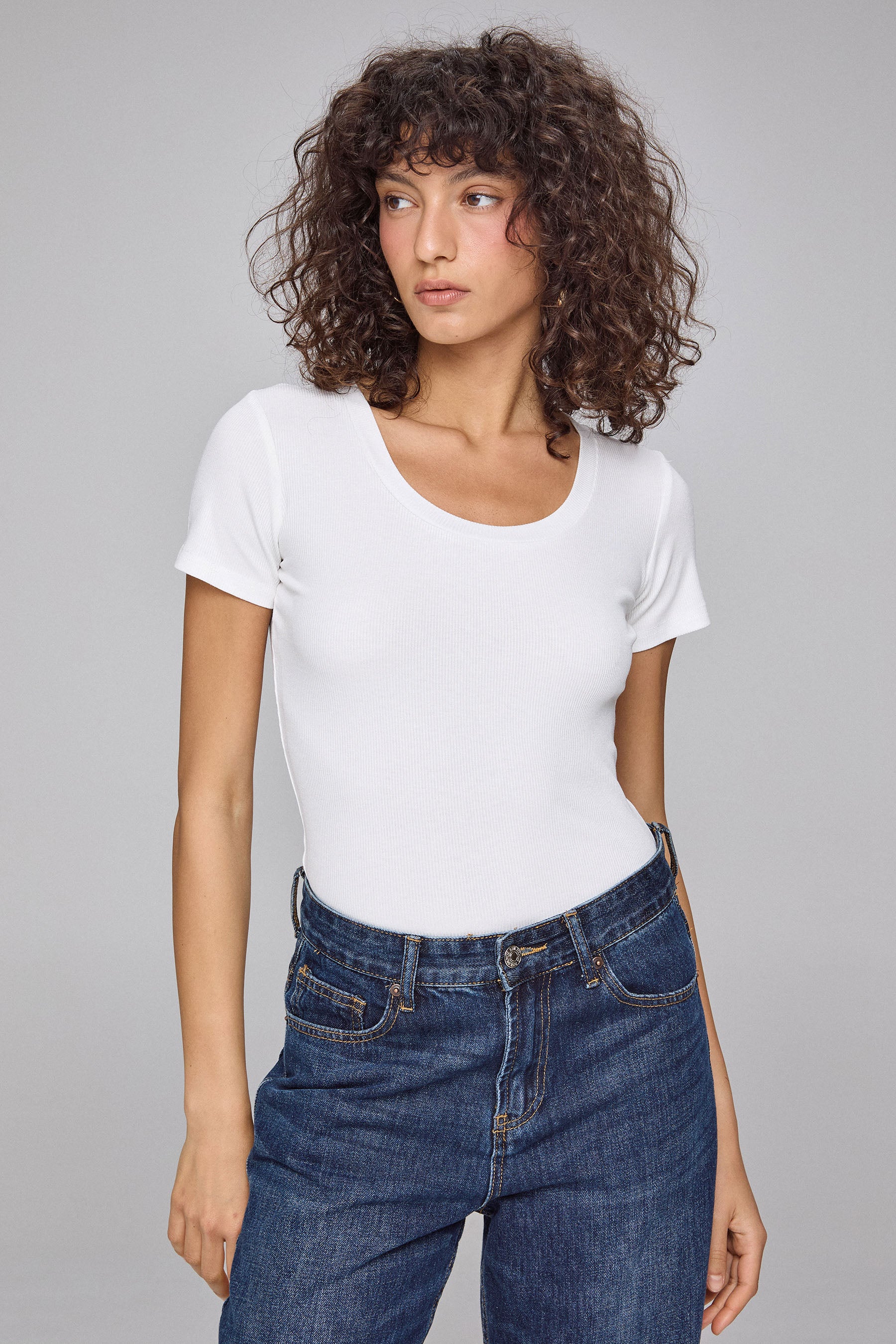 טי מחשוף עמוק