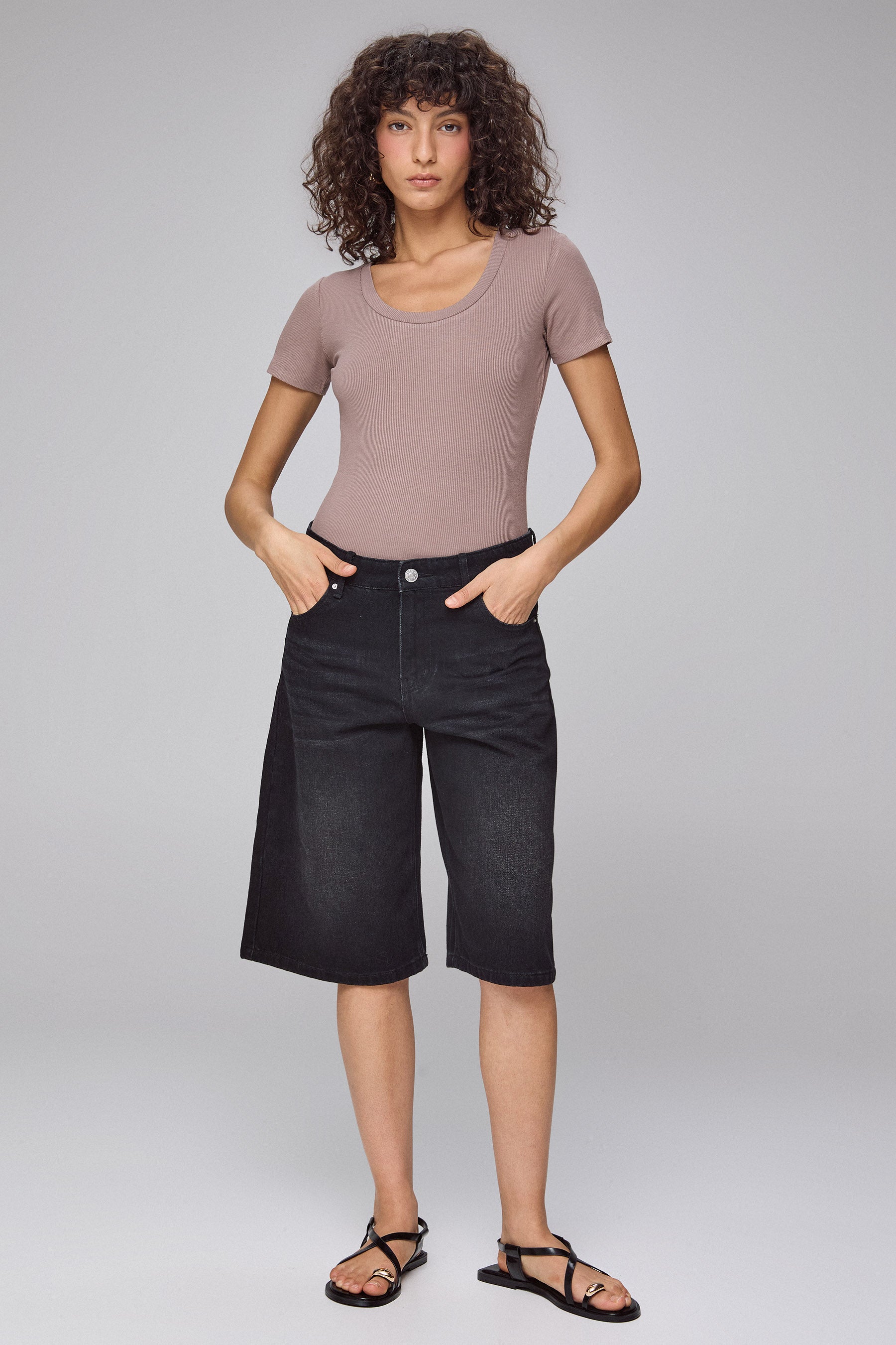 טי מחשוף עמוק