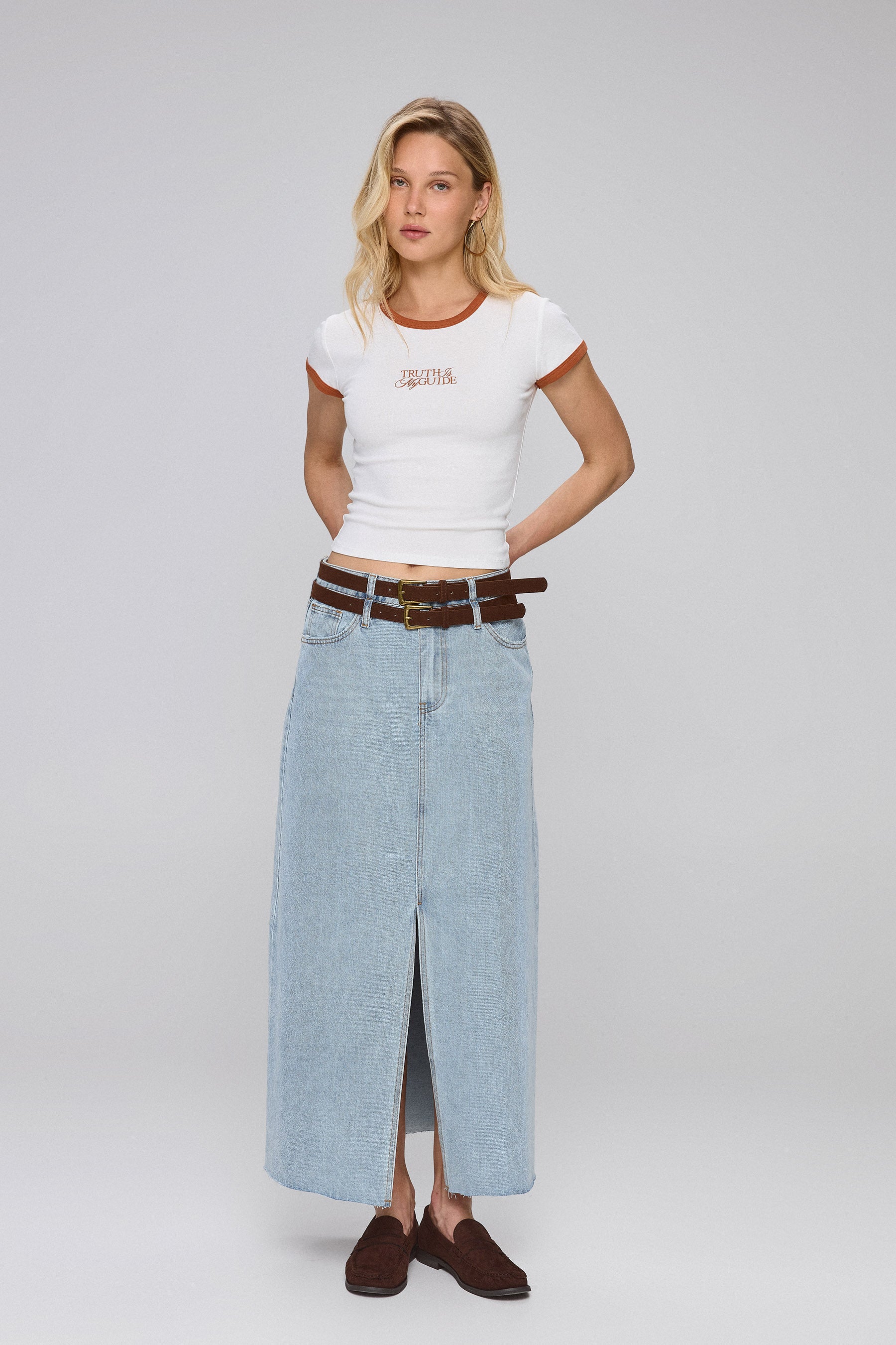 חולצה בגימור קונטרסטי