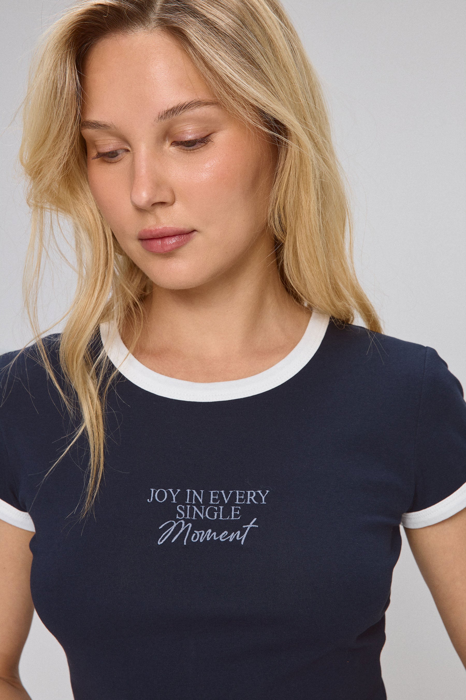 חולצה בגימור קונטרסטי