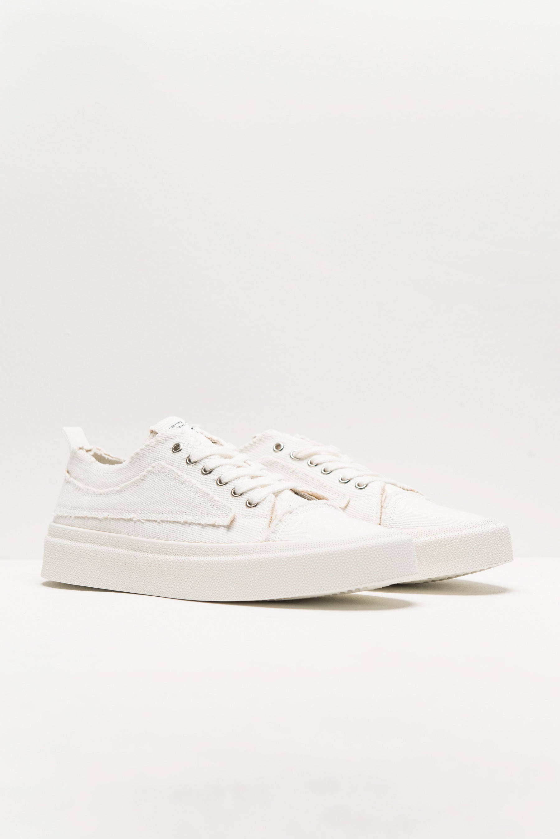 סניקרס ליאון