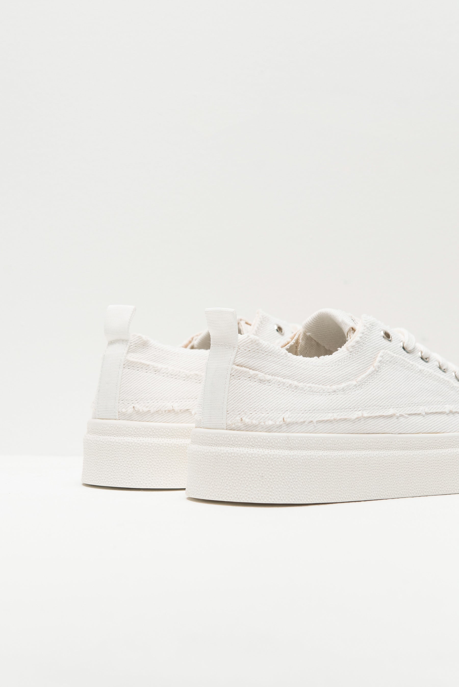 סניקרס ליאון