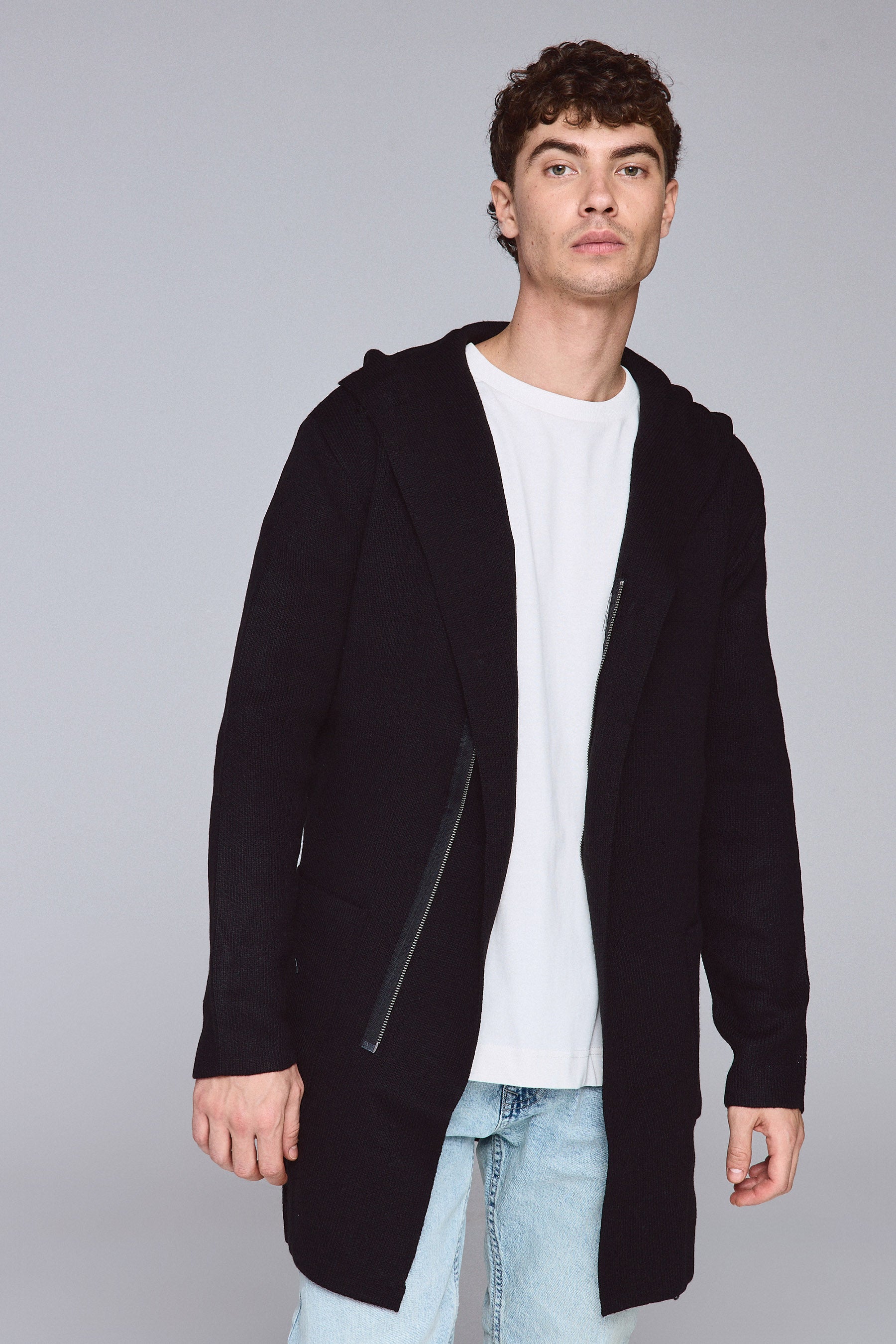 2 כיסים בצדדים, צווארון גולף וסגירת רוכסן בחזית.