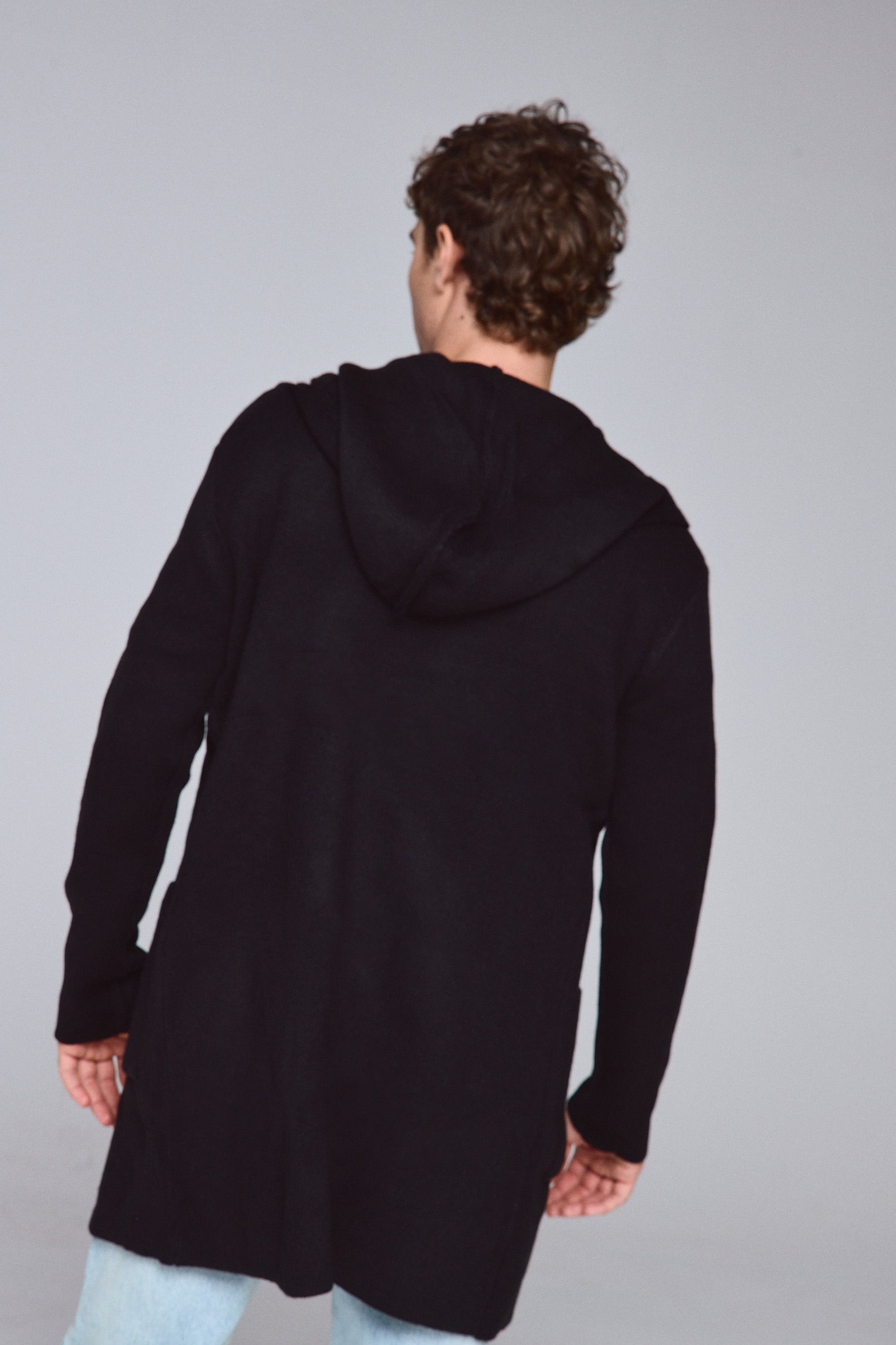 2 כיסים בצדדים, צווארון גולף וסגירת רוכסן בחזית.