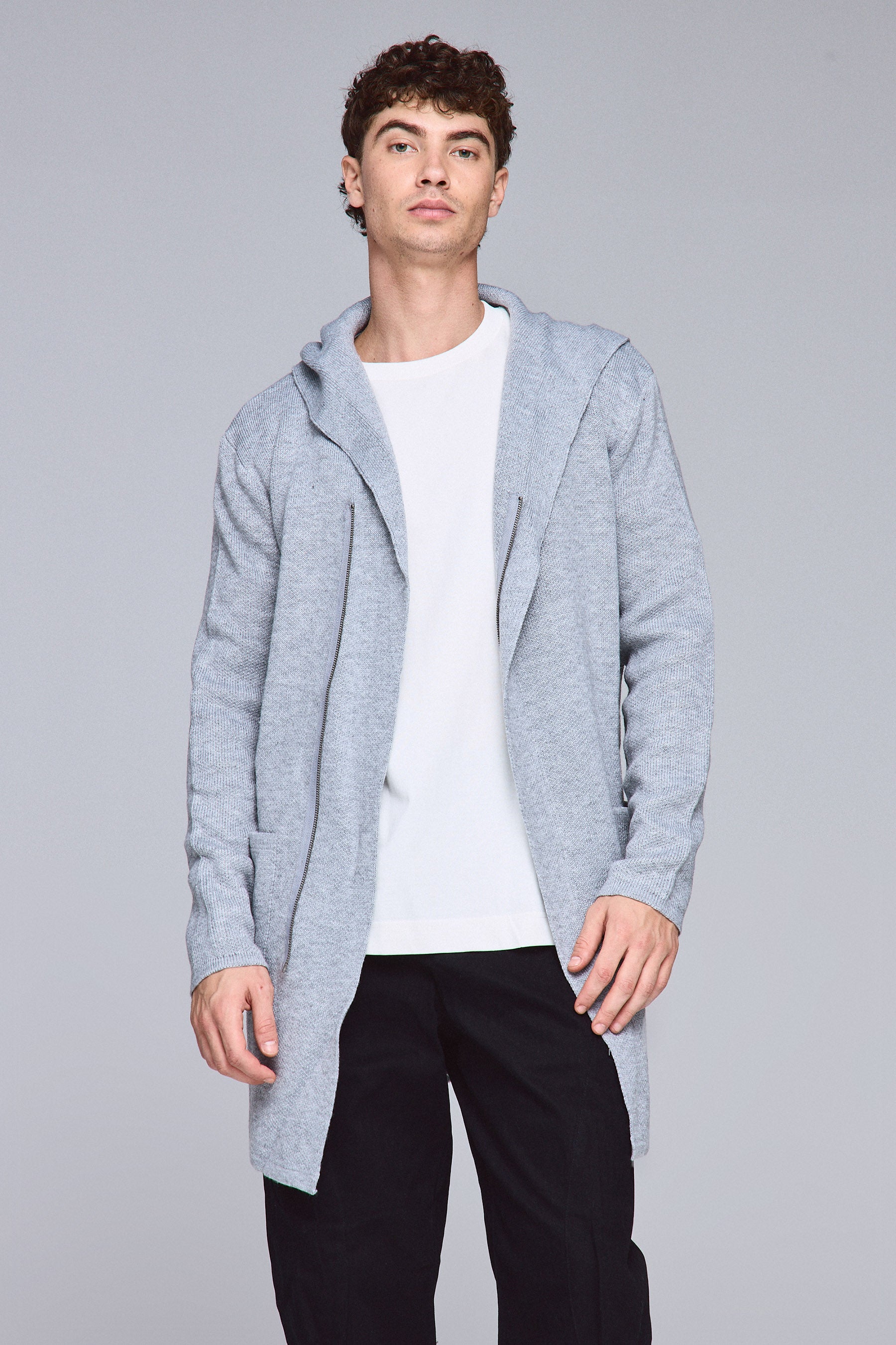 2 כיסים בצדדים, צווארון גולף וסגירת רוכסן בחזית.