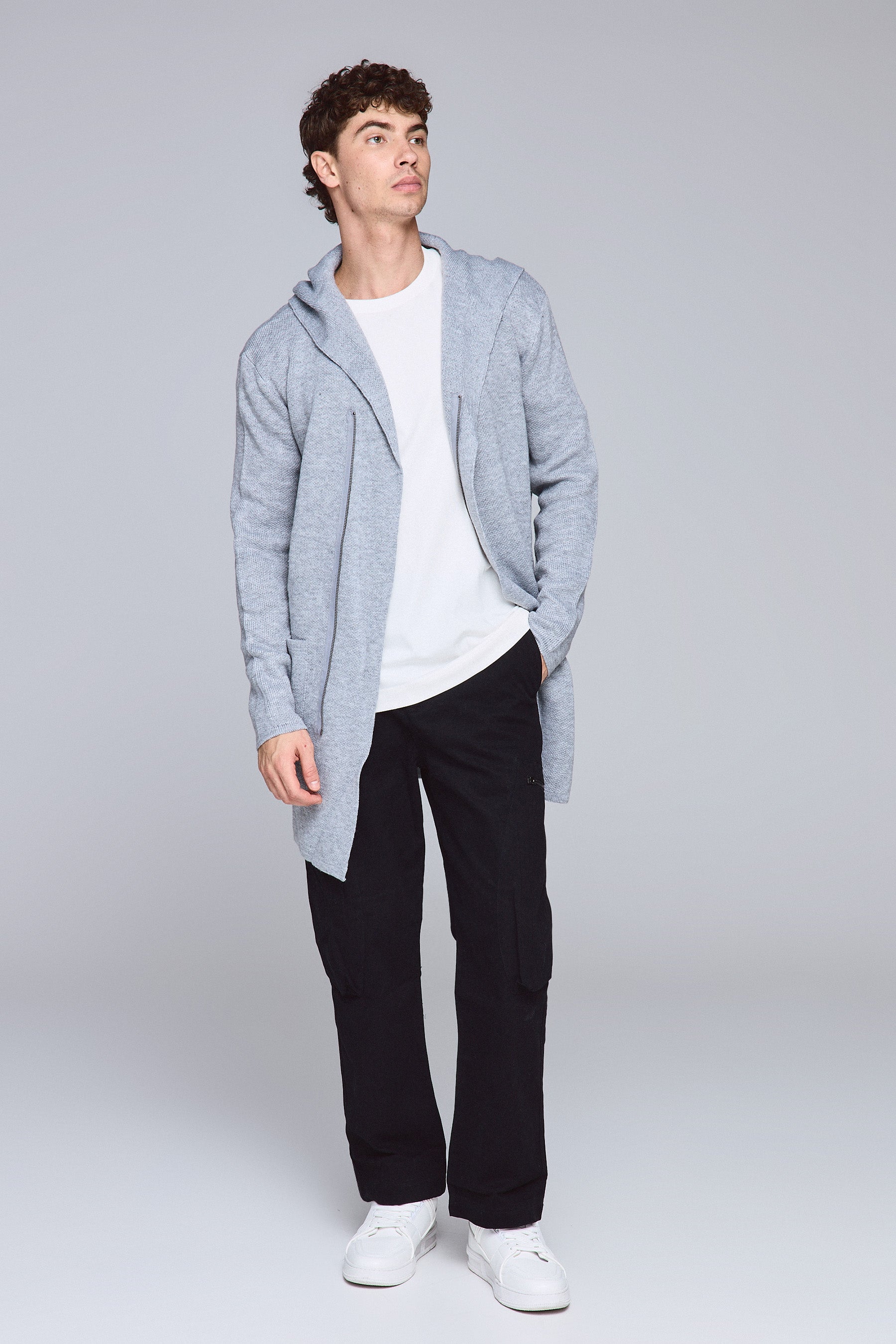 2 כיסים בצדדים, צווארון גולף וסגירת רוכסן בחזית.