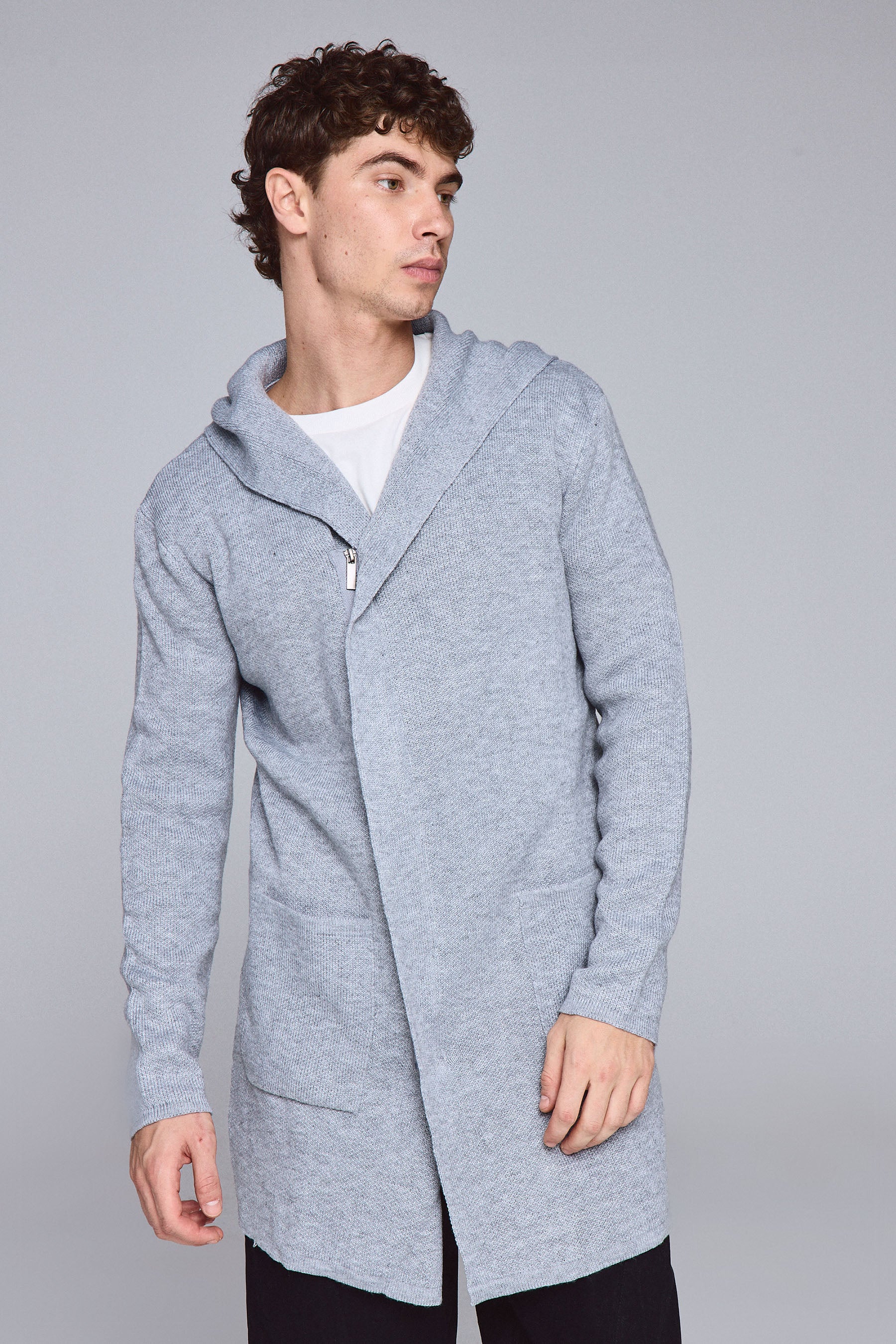 2 כיסים בצדדים, צווארון גולף וסגירת רוכסן בחזית.