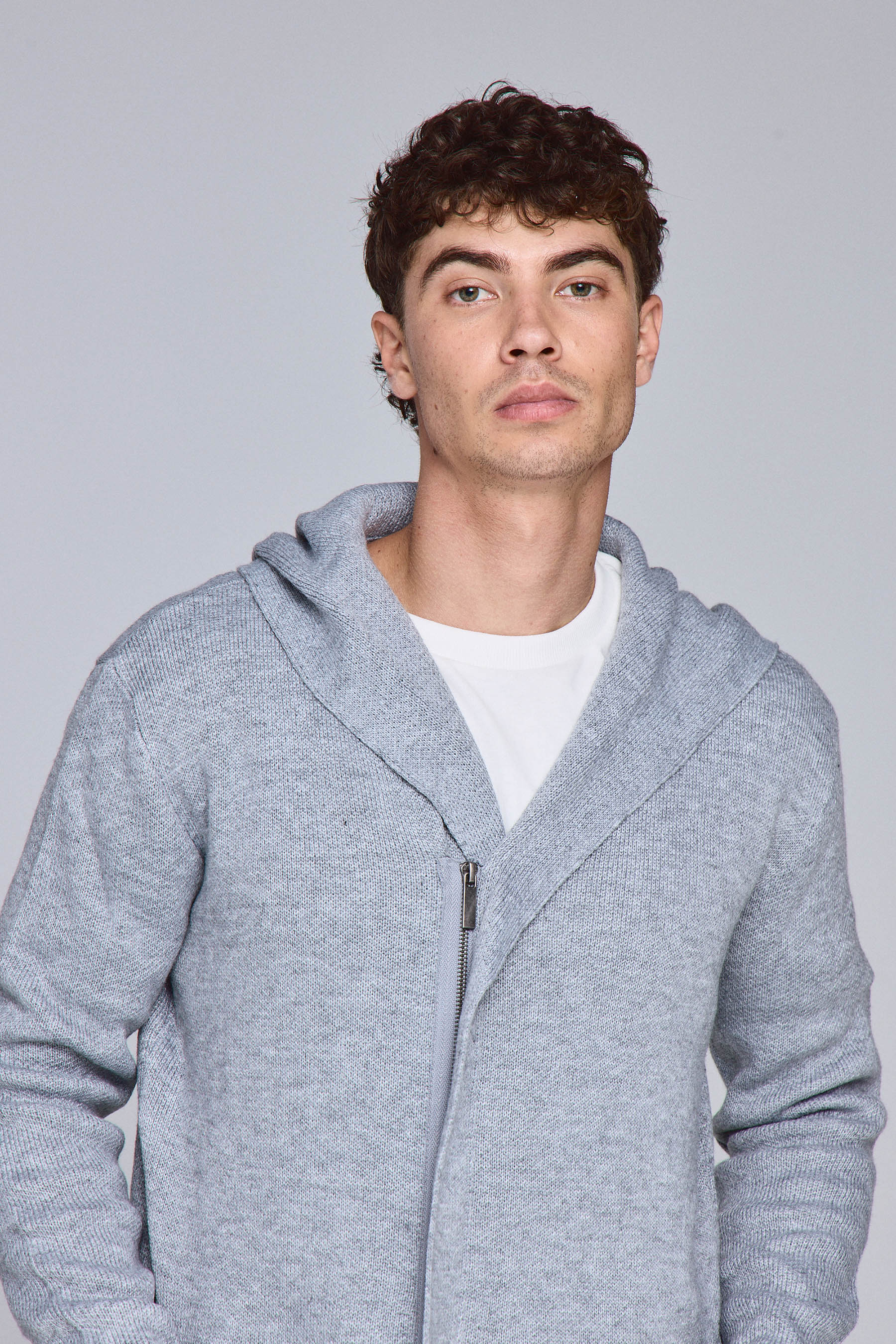 2 כיסים בצדדים, צווארון גולף וסגירת רוכסן בחזית.