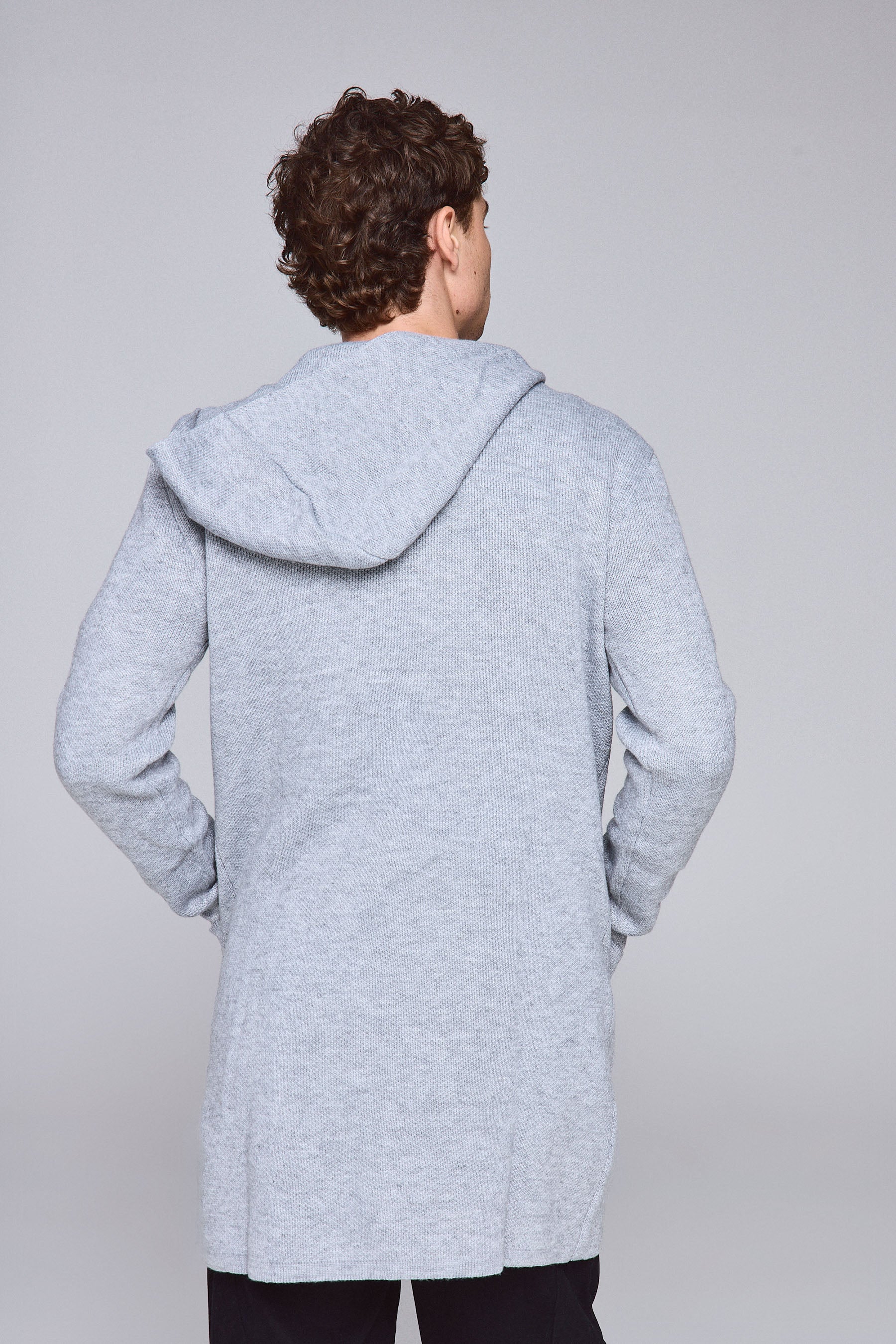 2 כיסים בצדדים, צווארון גולף וסגירת רוכסן בחזית.