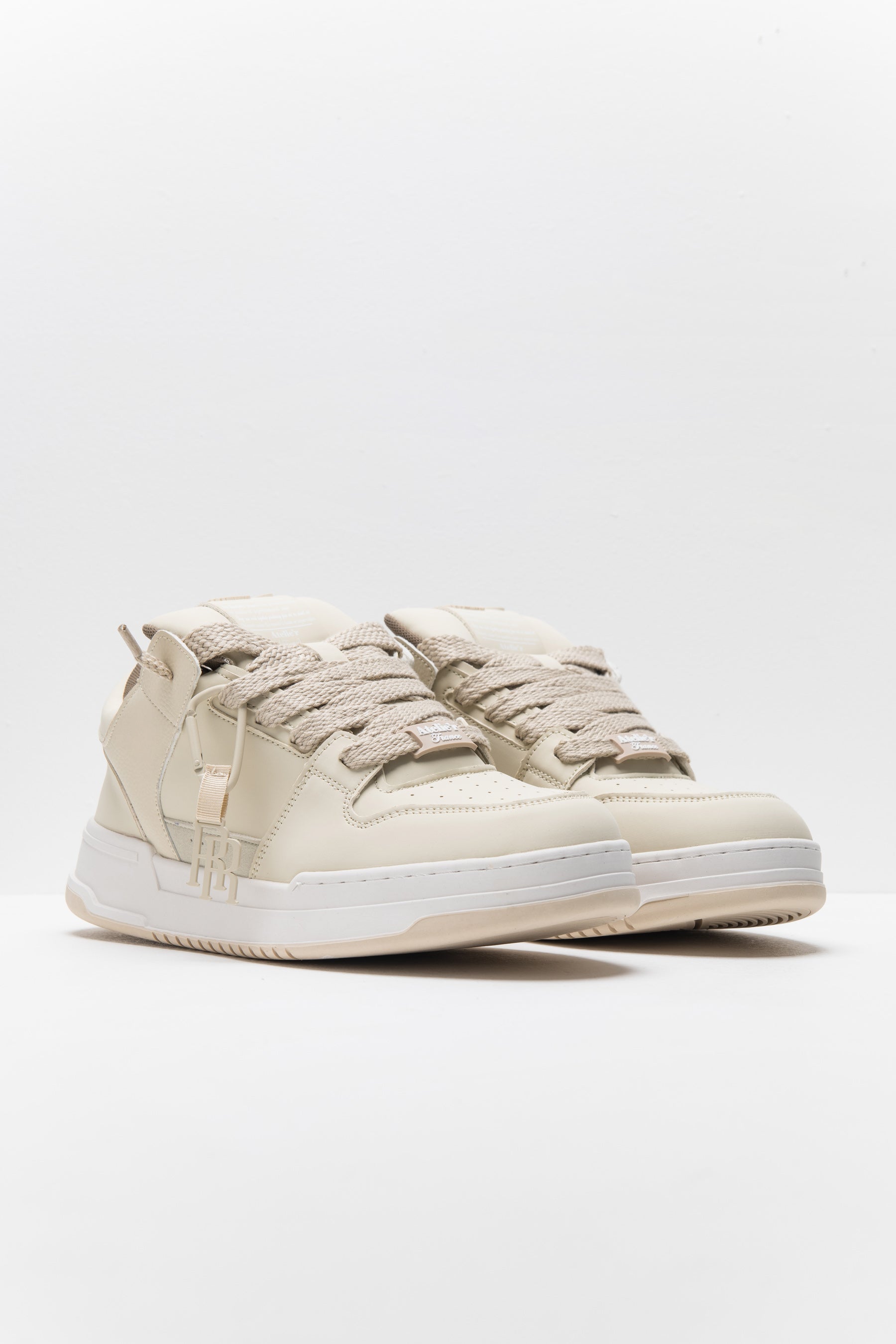 סניקרס ארטיסט