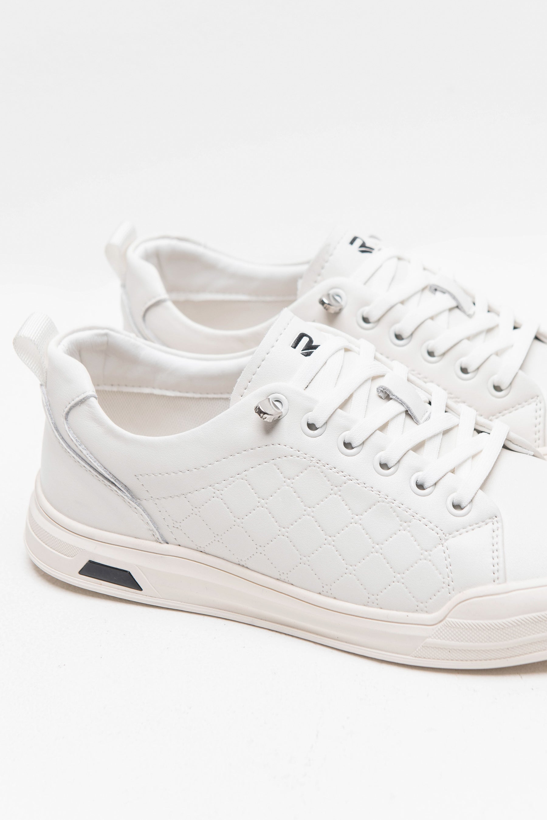 סניקרס אפולו