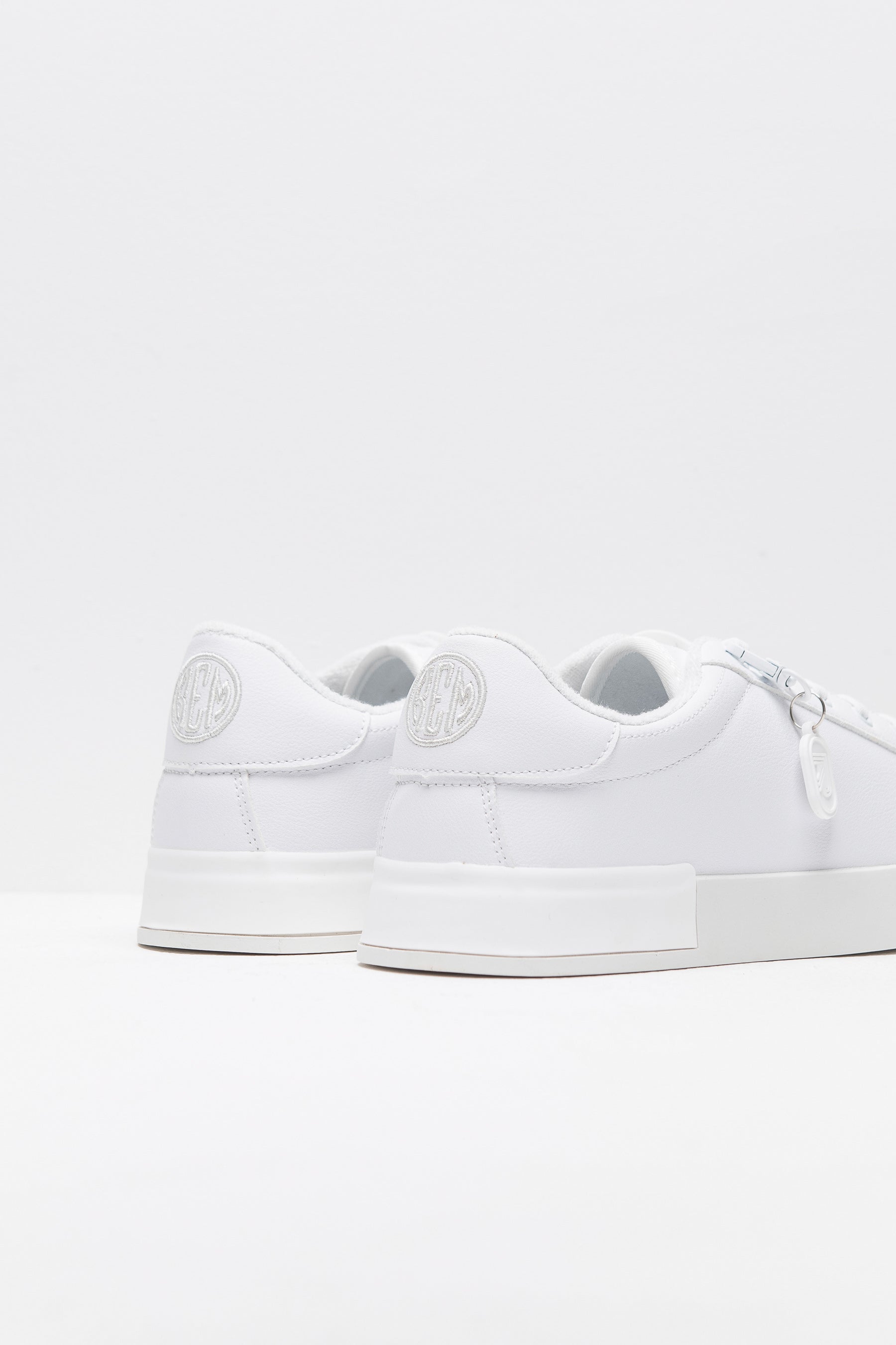 סניקרס מונוגרם