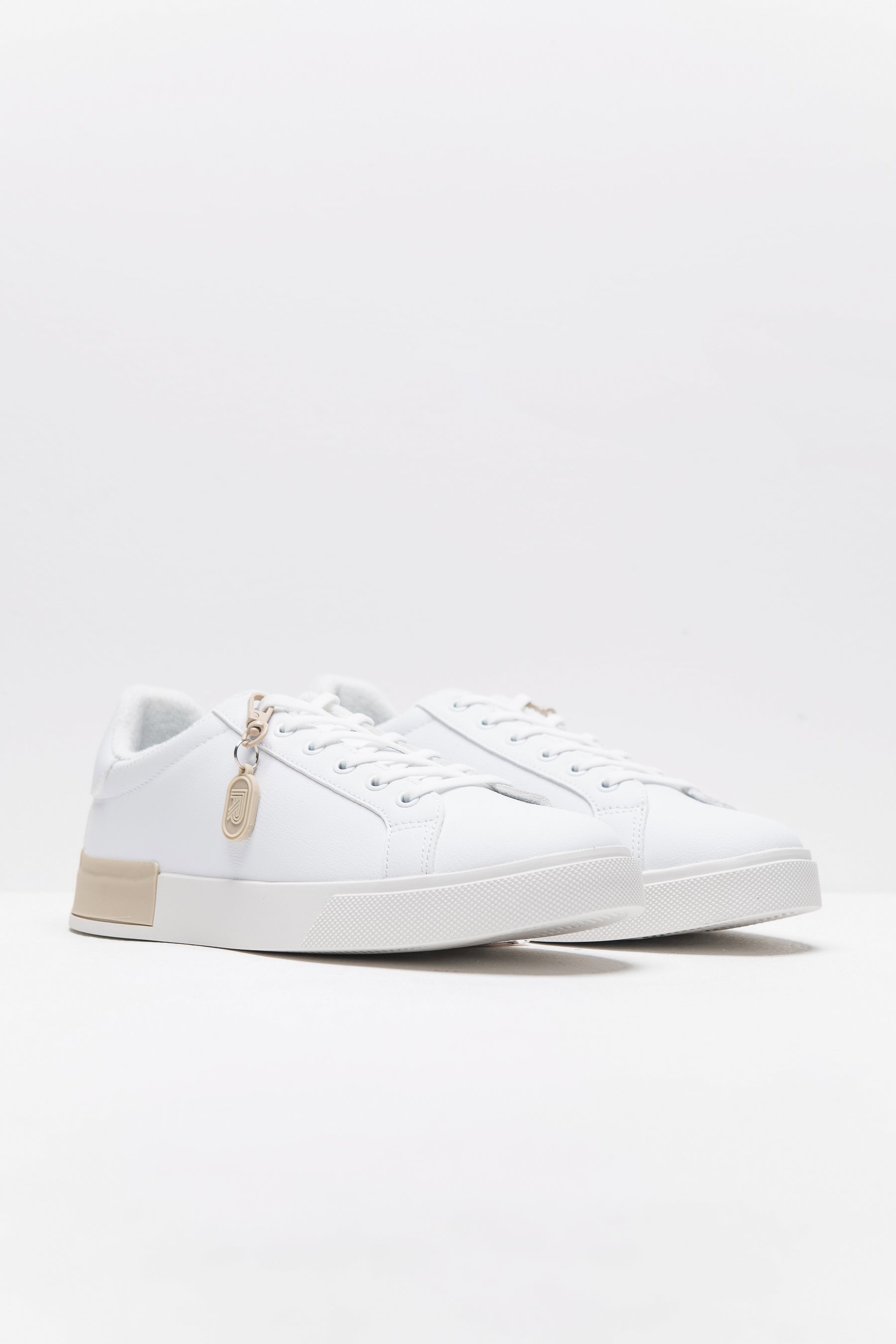 סניקרס מונוגרם