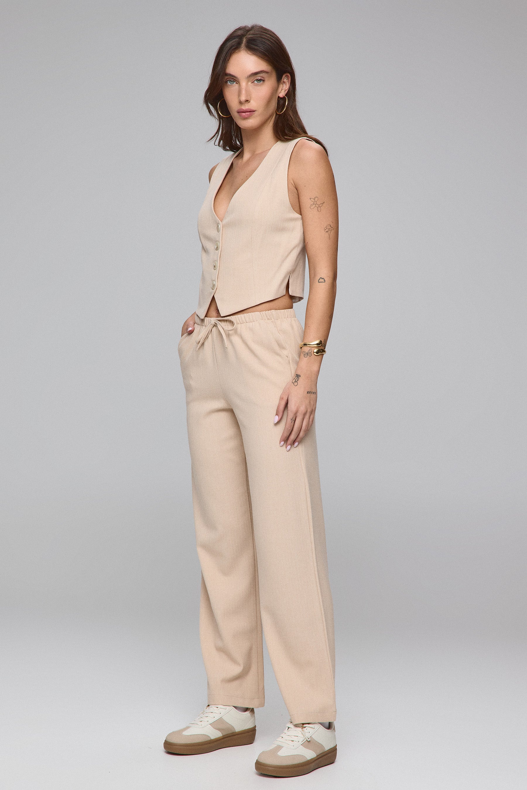 מכנסיים עם חגורת גומי בבד טקסטורה