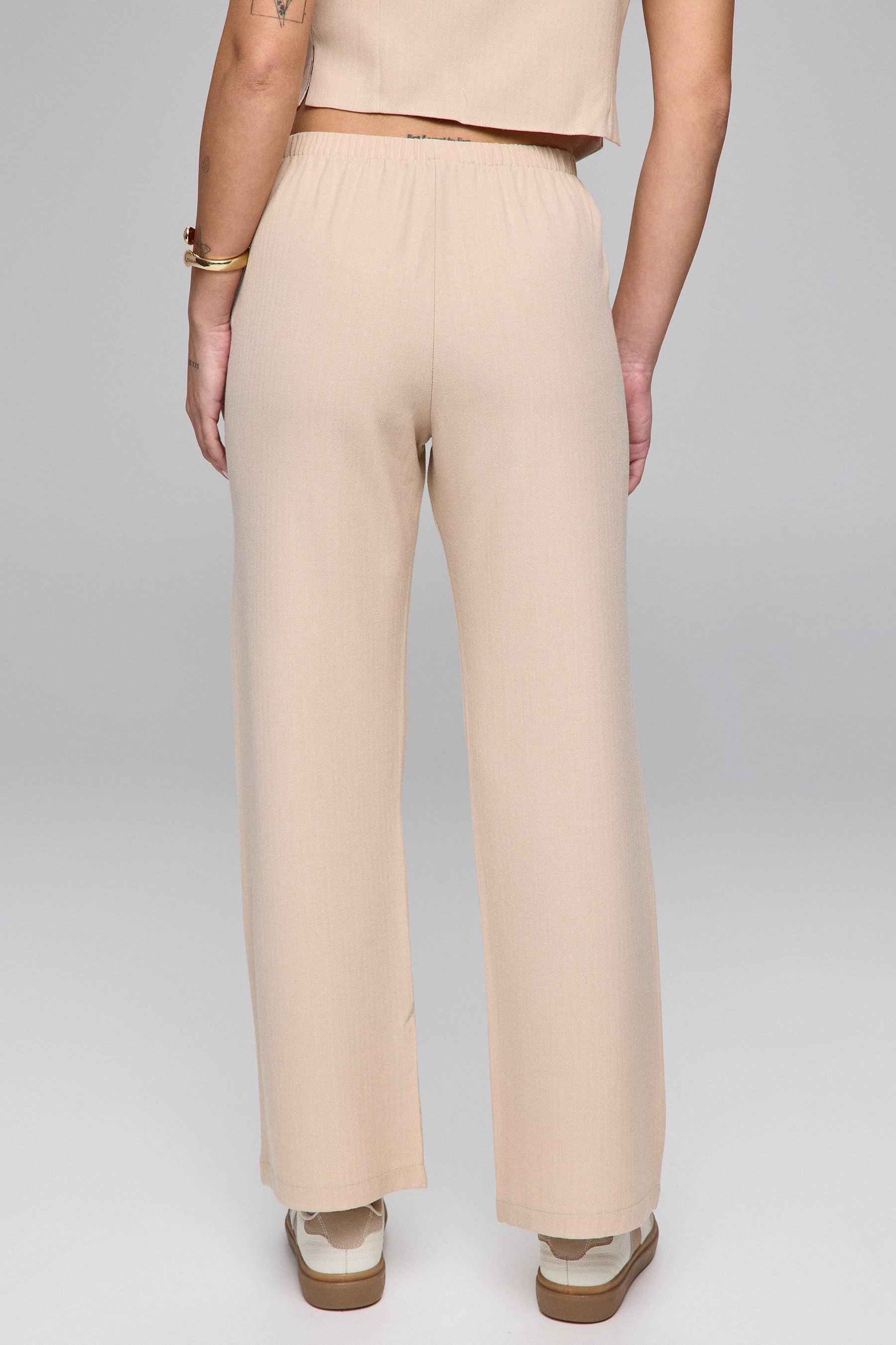 מכנסיים עם חגורת גומי בבד טקסטורה