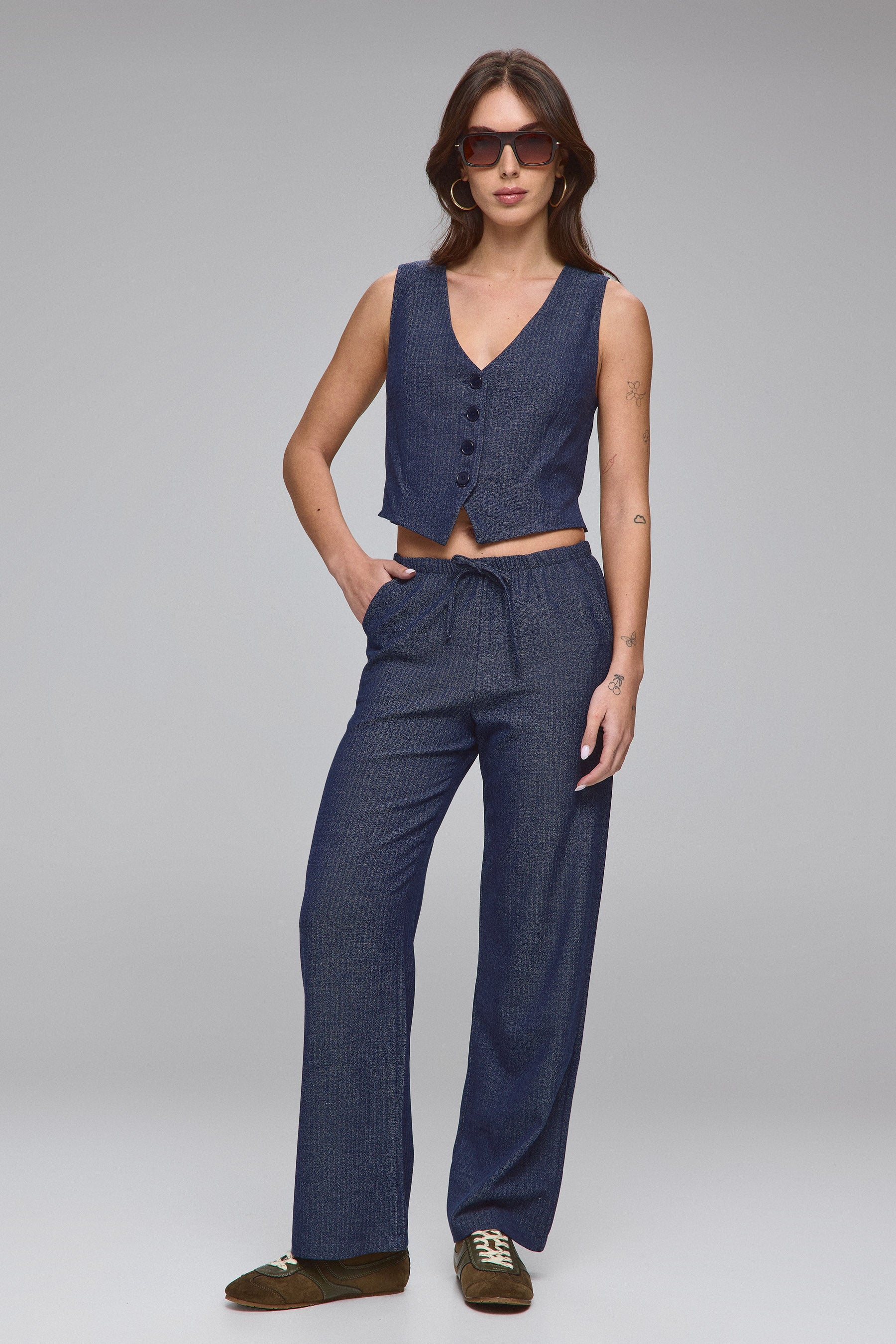 מכנסיים עם חגורת גומי בבד טקסטורה