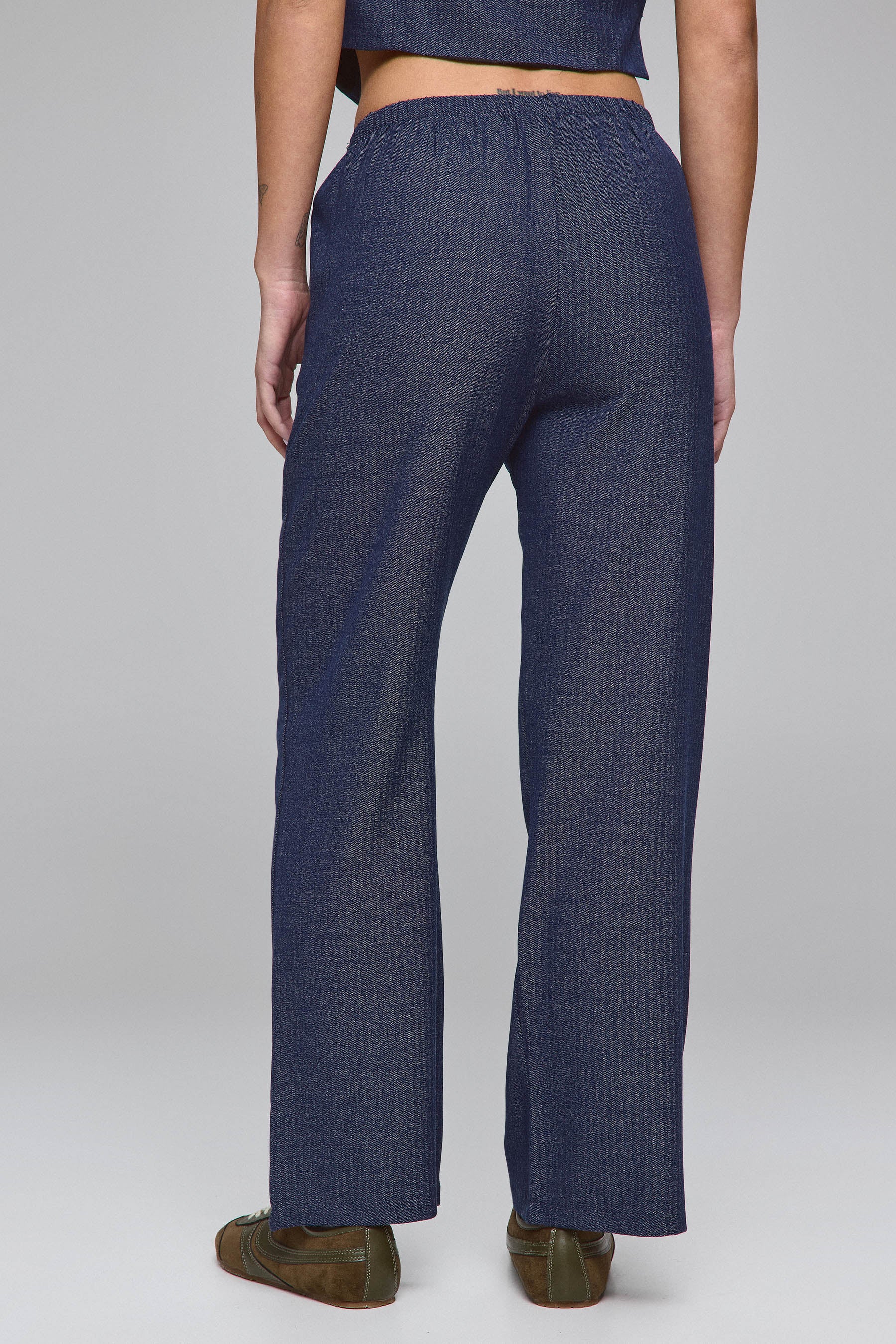 מכנסיים עם חגורת גומי בבד טקסטורה