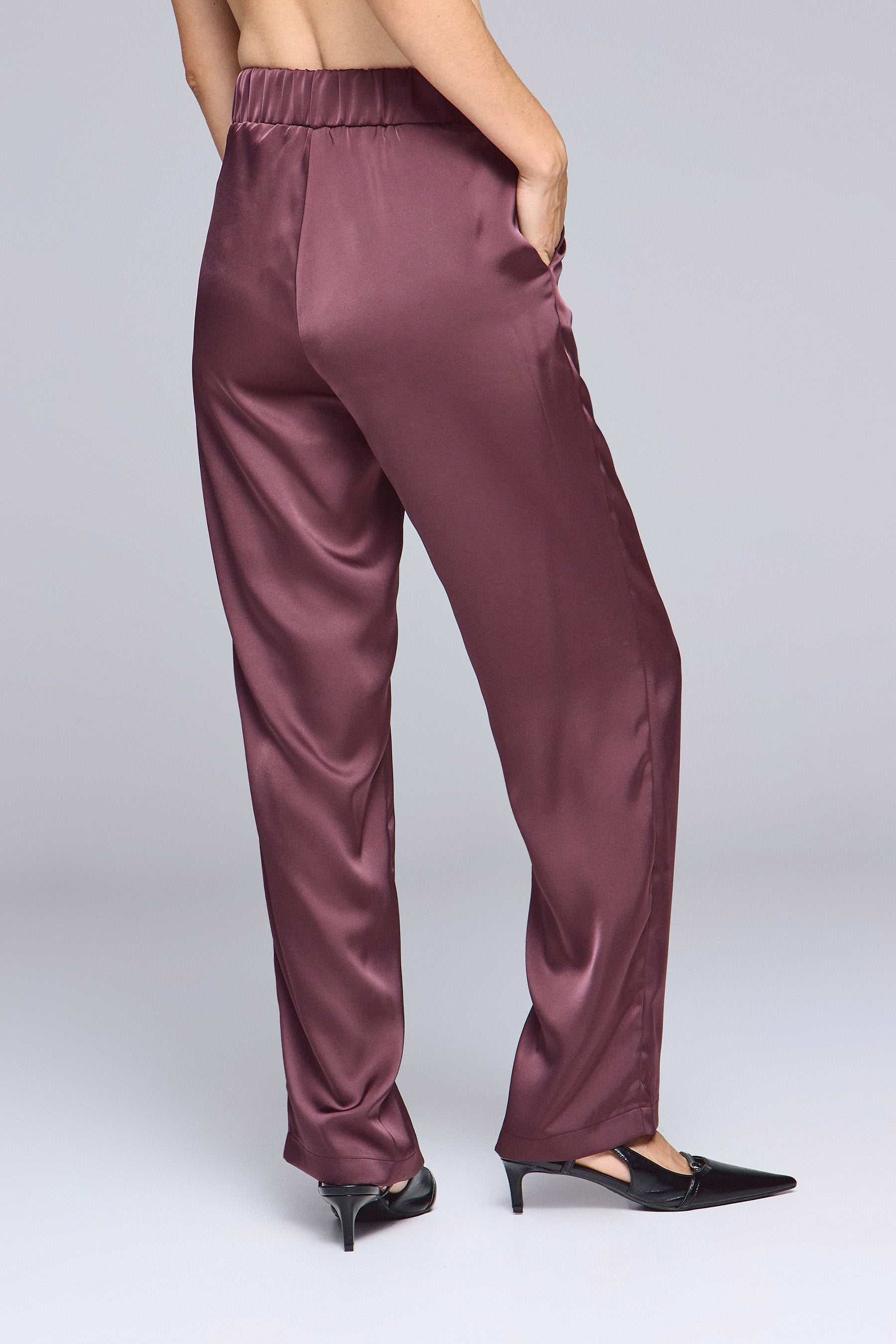 מכנסיים מחויטים עם גומי