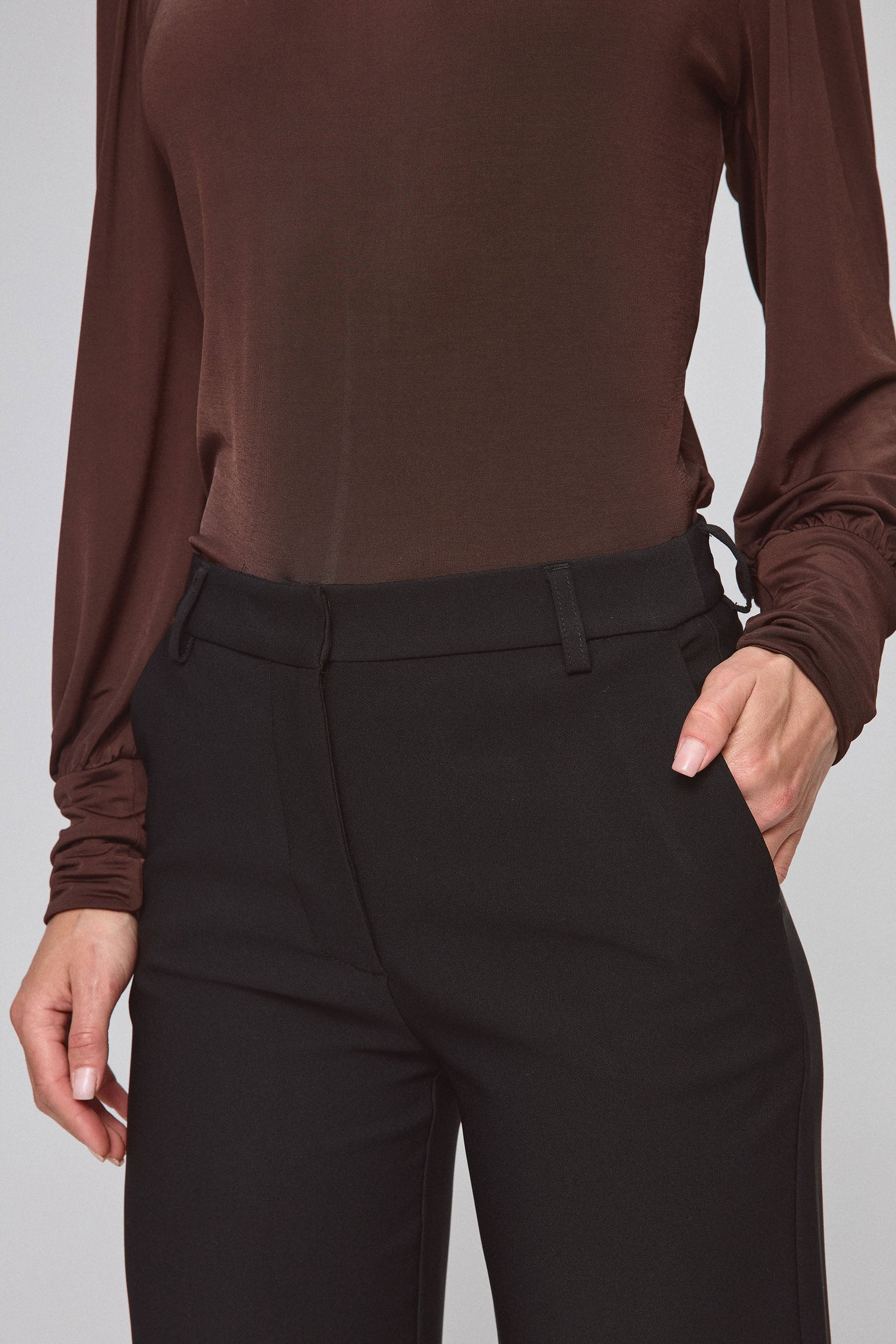 מכנסיים אלגנטיות עם כיווץ במכפלת