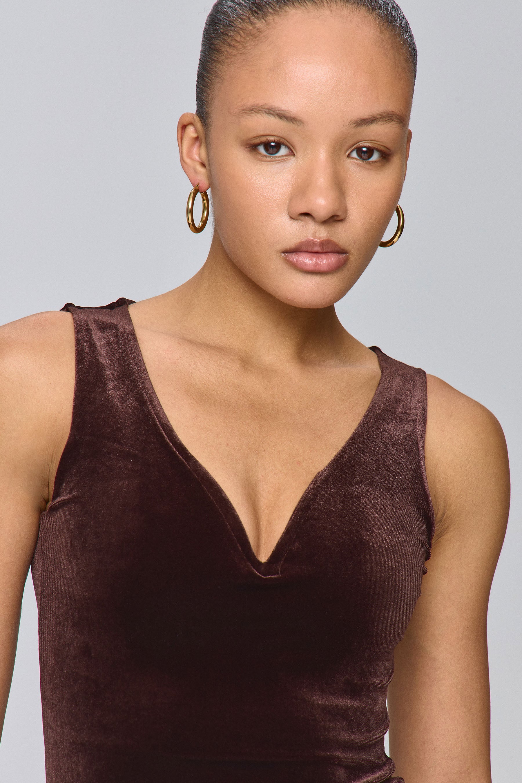 שמלת קטיפה מחשוף וי