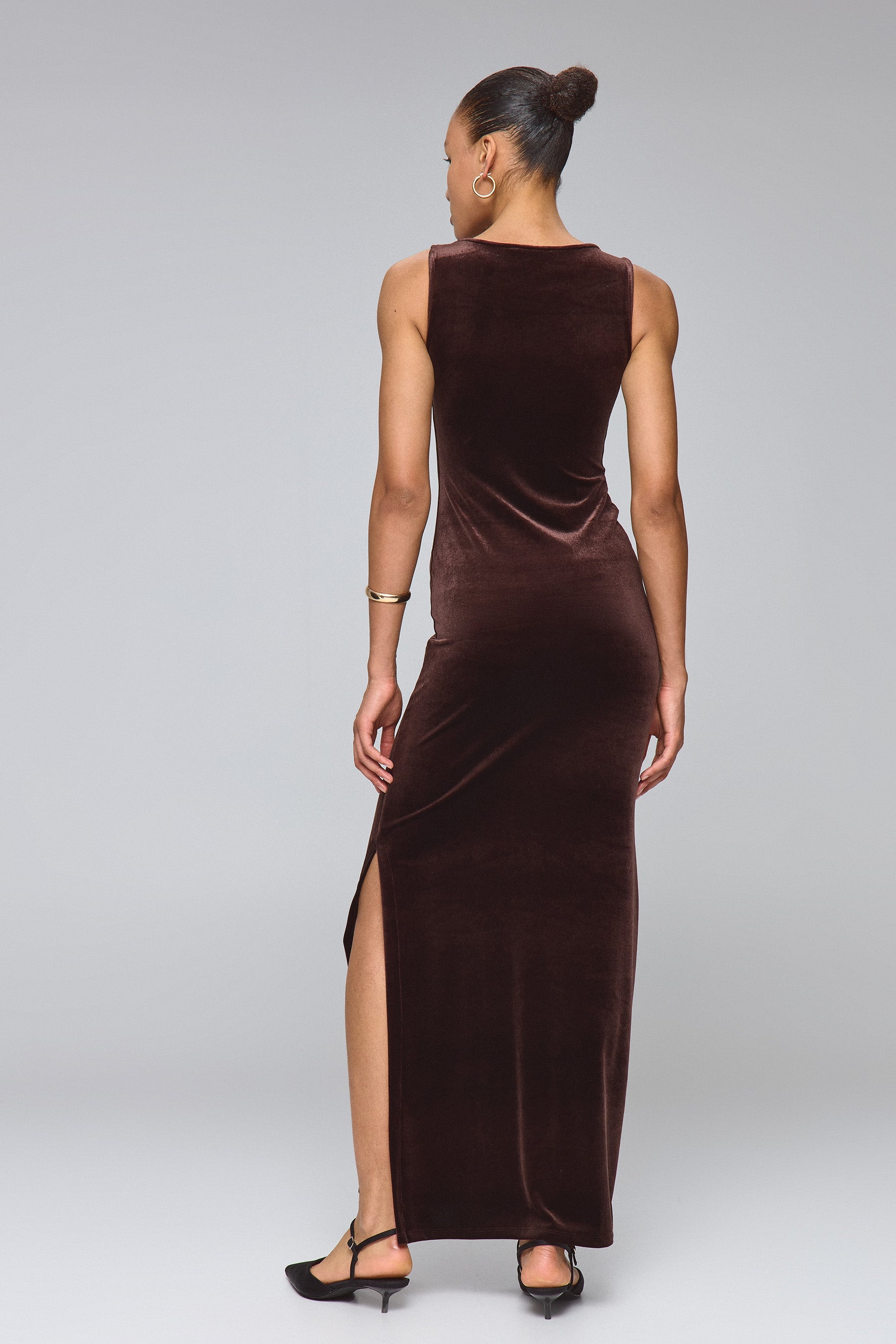 שמלת קטיפה מחשוף וי