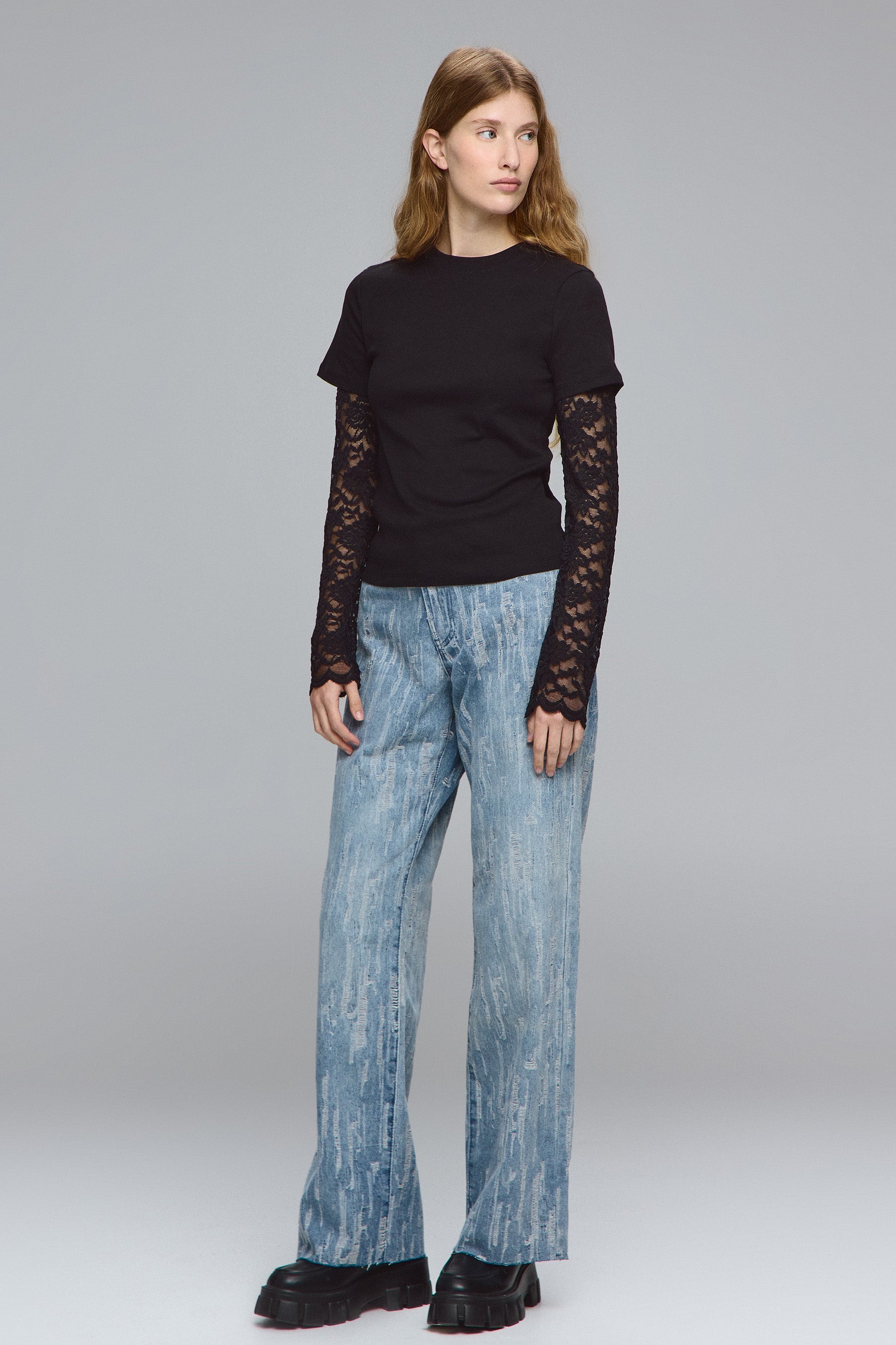 חולצת עם שרוול תחרה שושנים