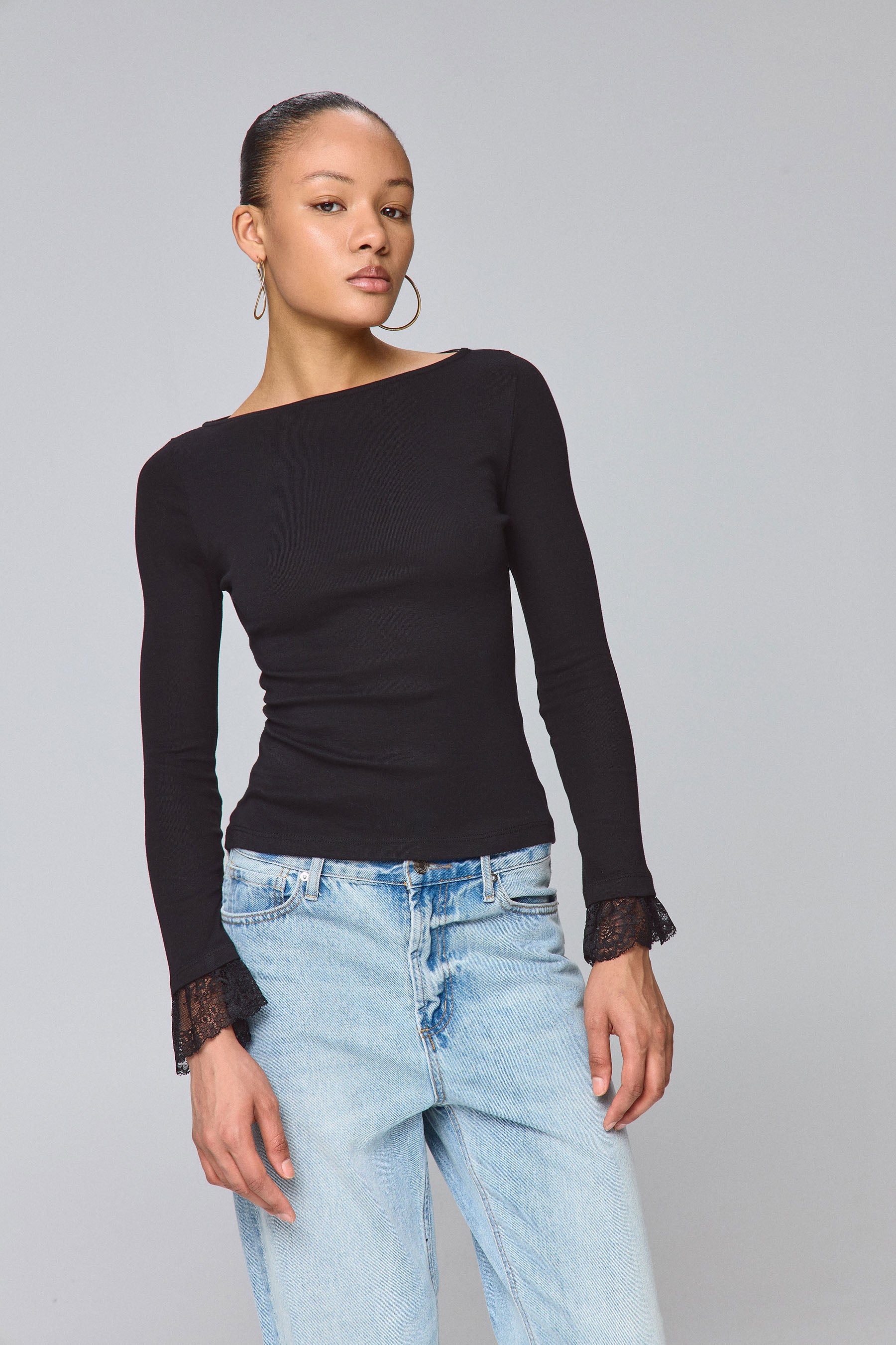 חולצת עם מנג'ט תחרה