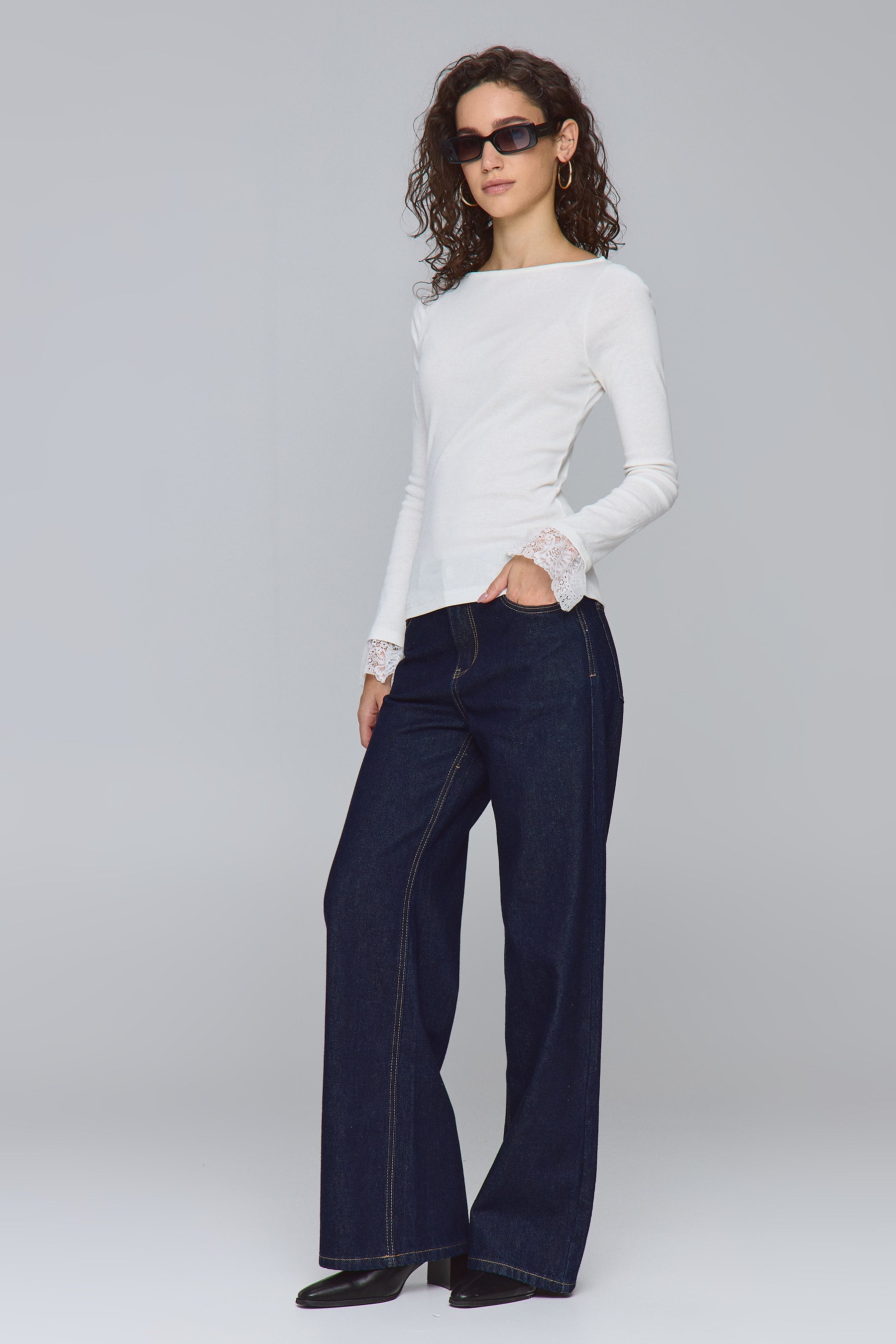 חולצת עם מנגיט תחרה