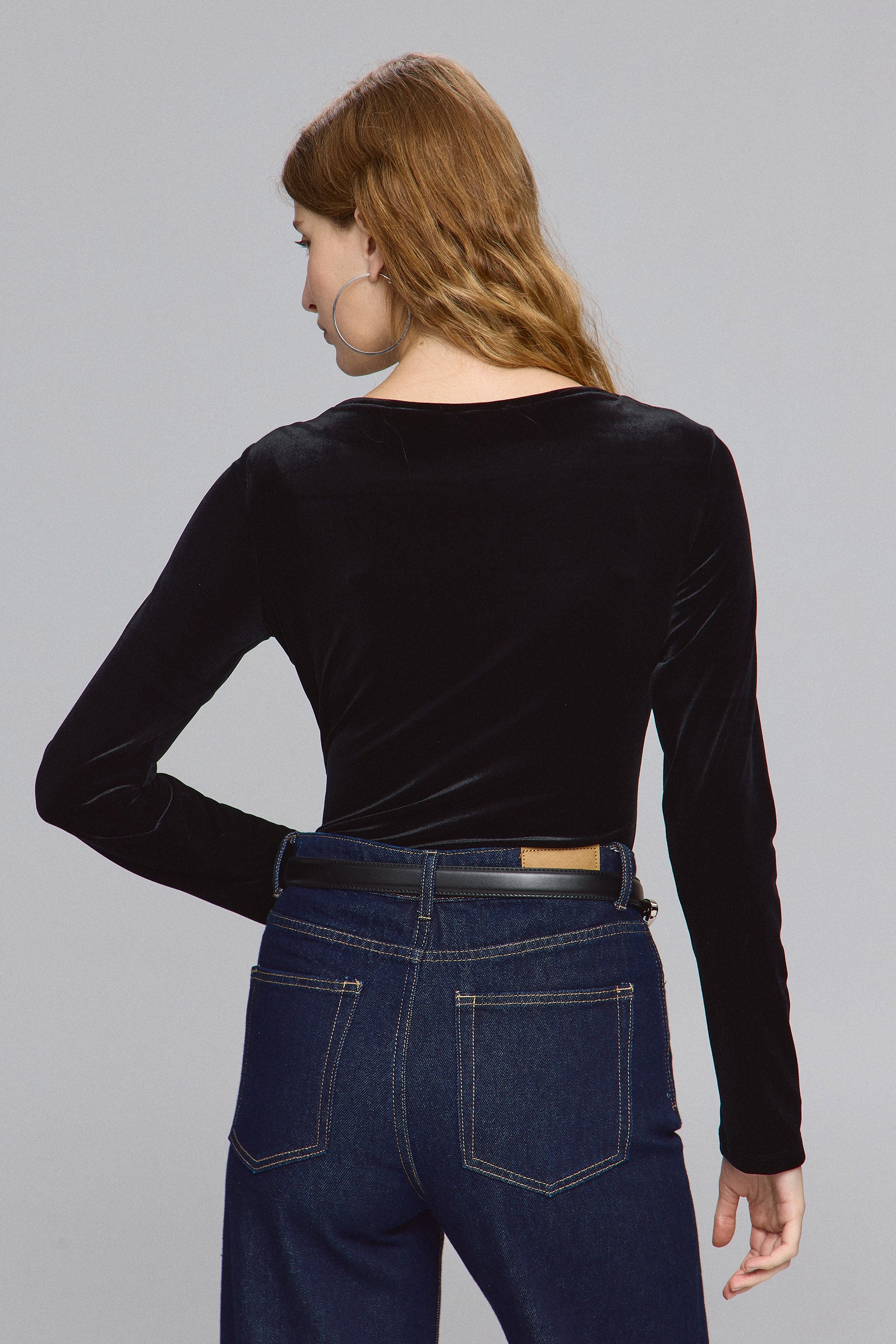 בגד גוף קטיפה מחשוף וי