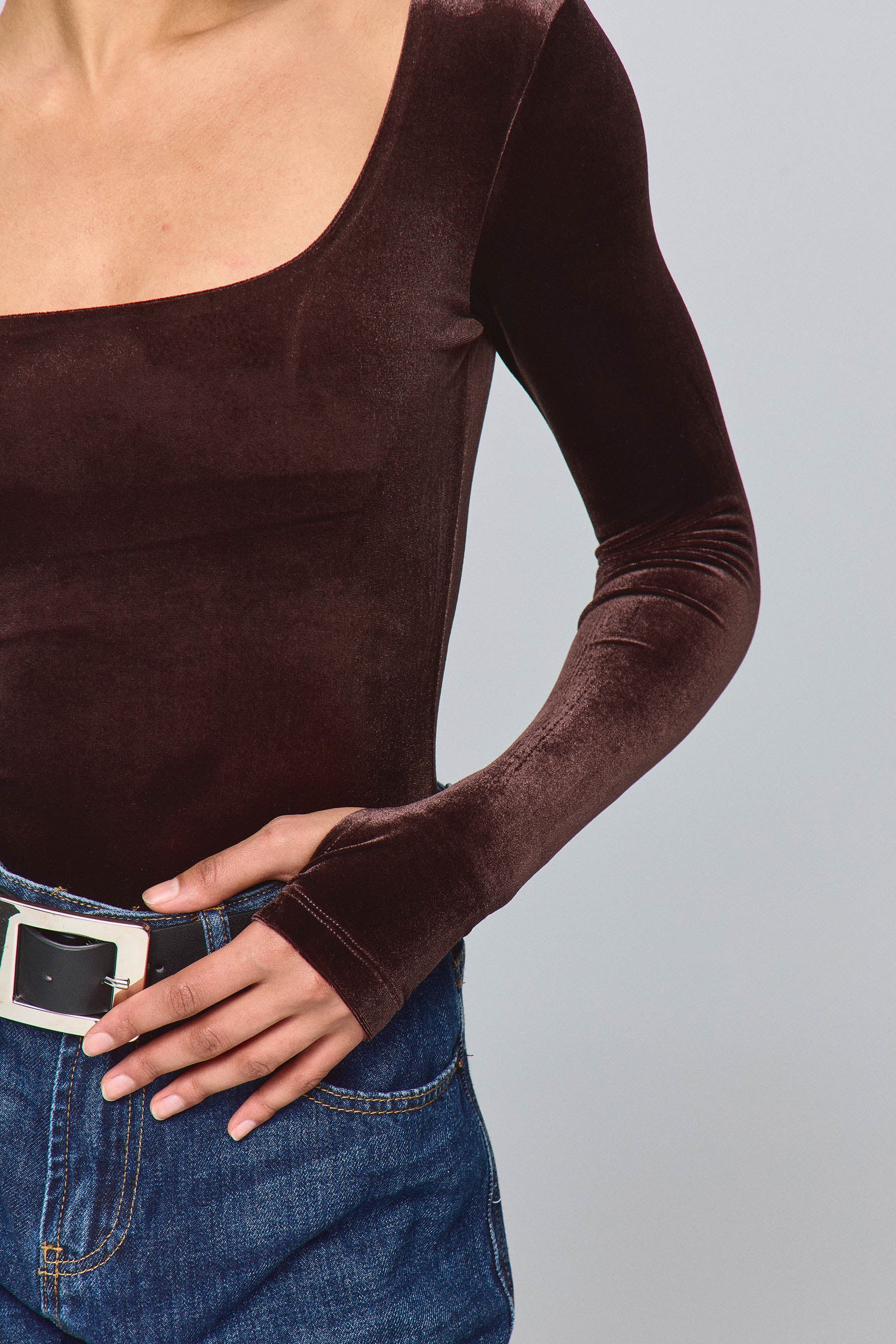 בגד גוף קטיפה מחשוף מרובע