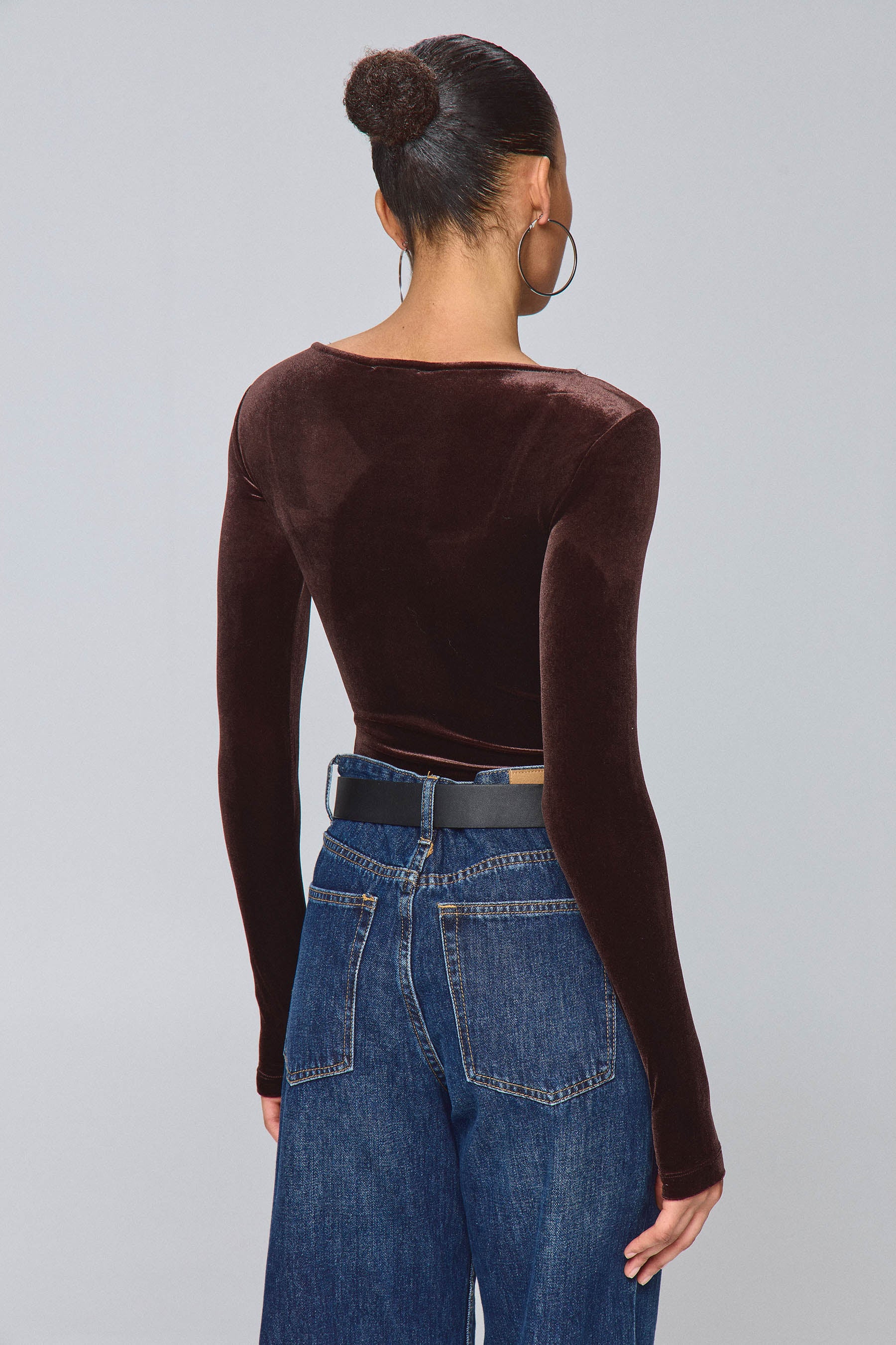 בגד גוף קטיפה מחשוף מרובע