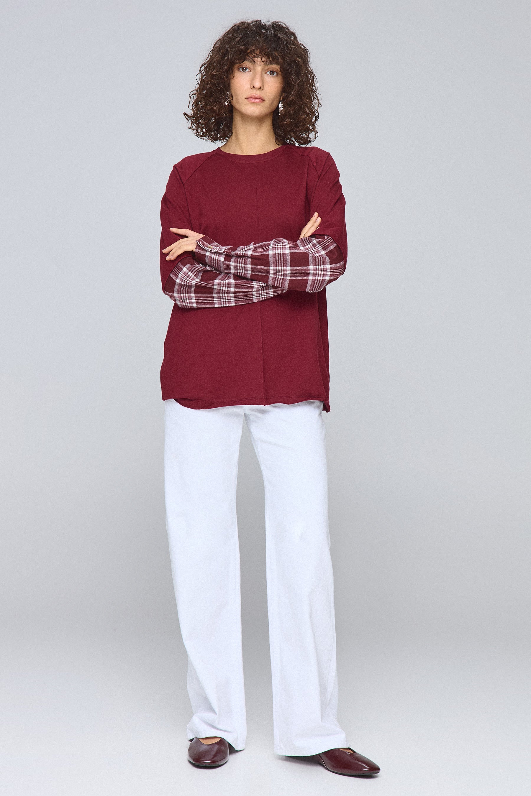 טי רגלן משובצת בורדו