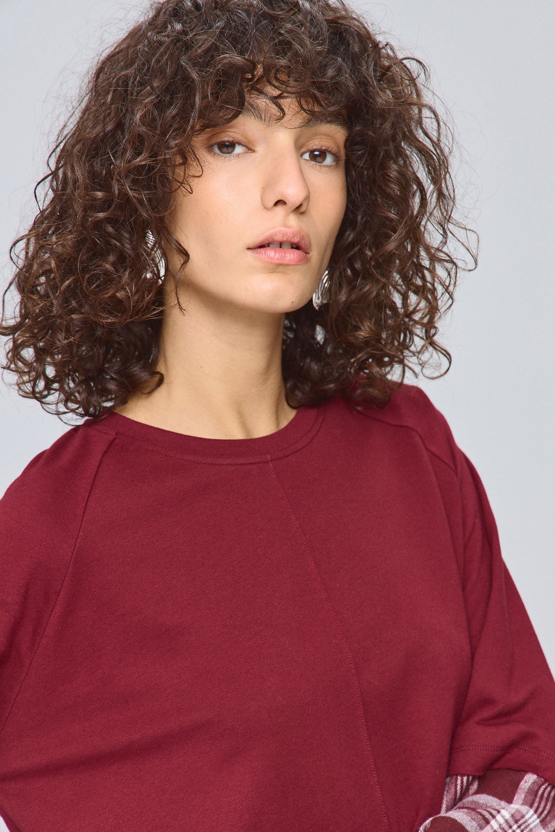 טי רגלן משובצת בורדו