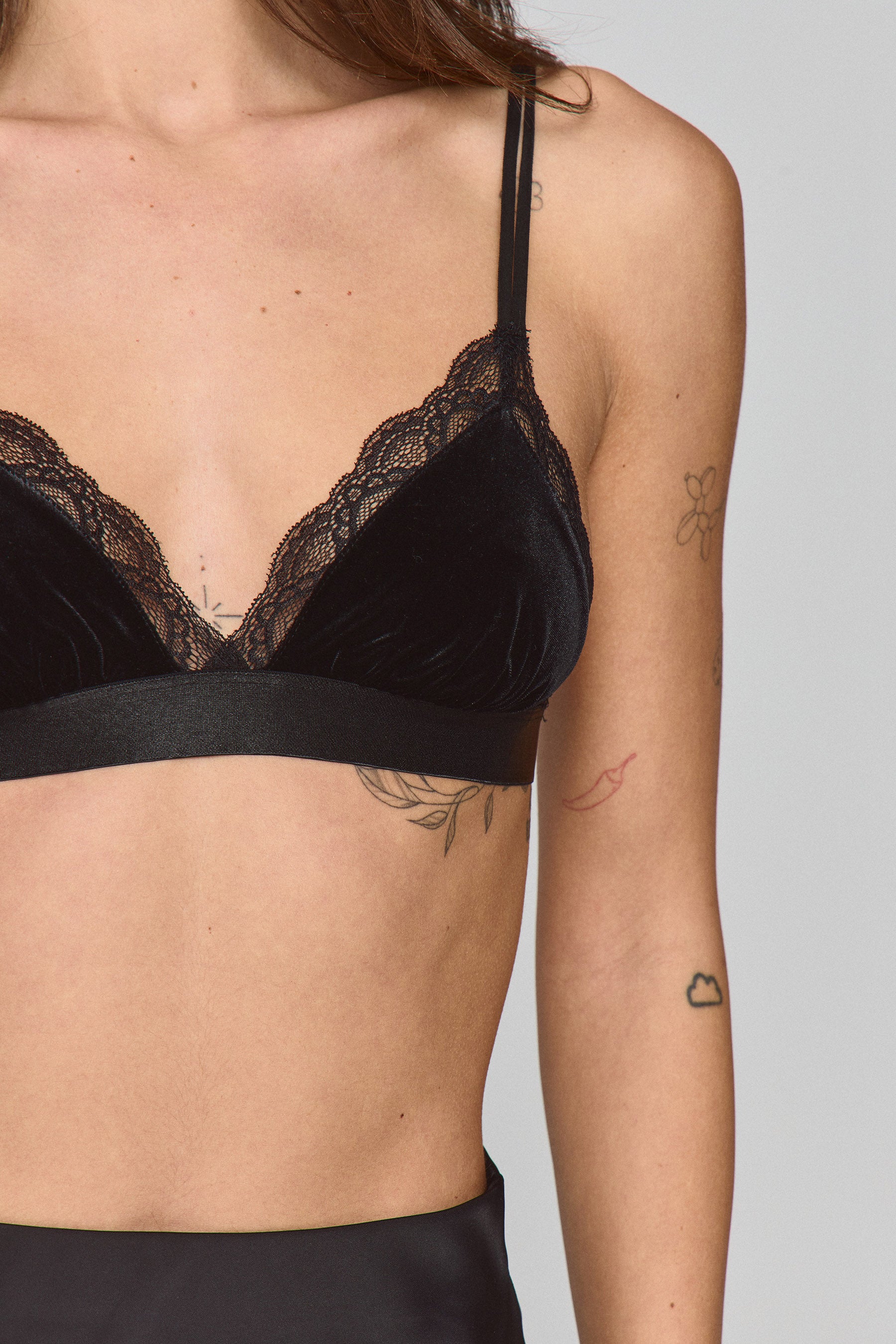 טופ קטיפה סיומת תחרה