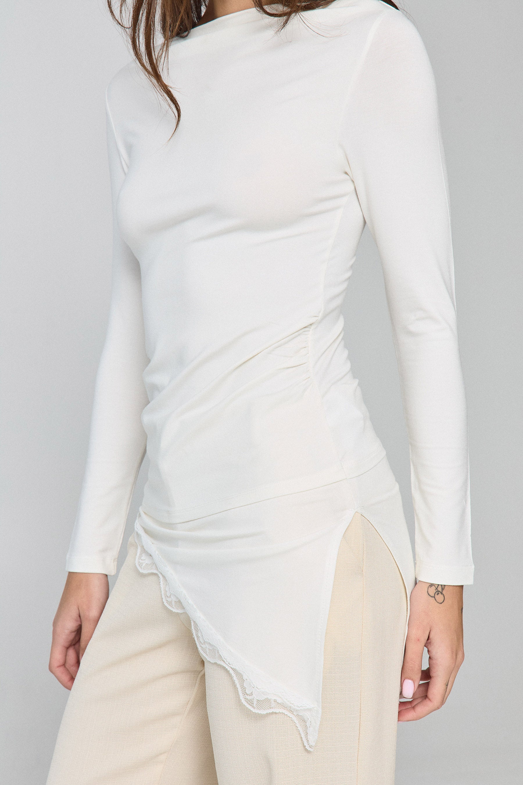 טוניקה עם סיומת א-סימטרית