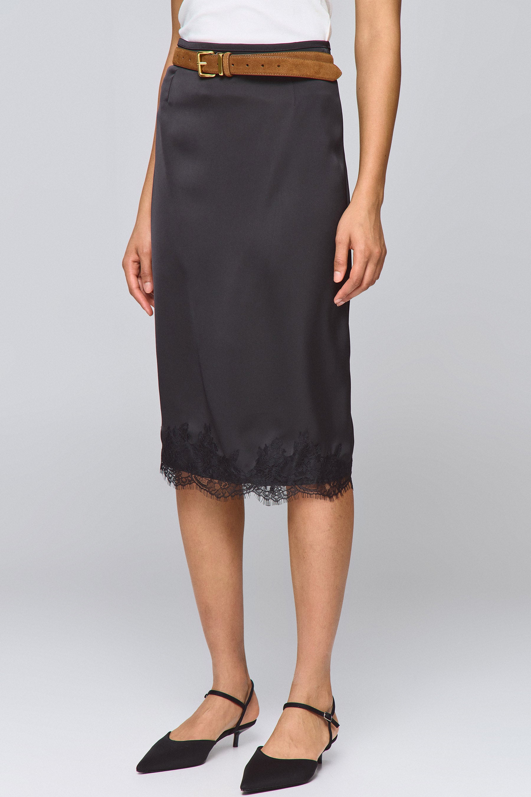 חצאית סאטן עם תחרה